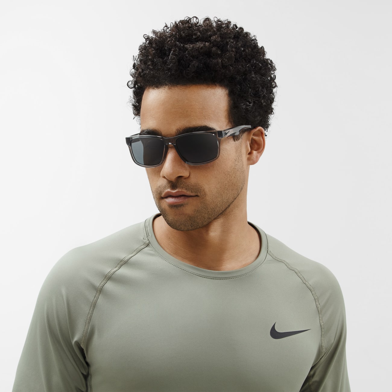 Nike Essential Chaser Mirrored Lifestyle Image