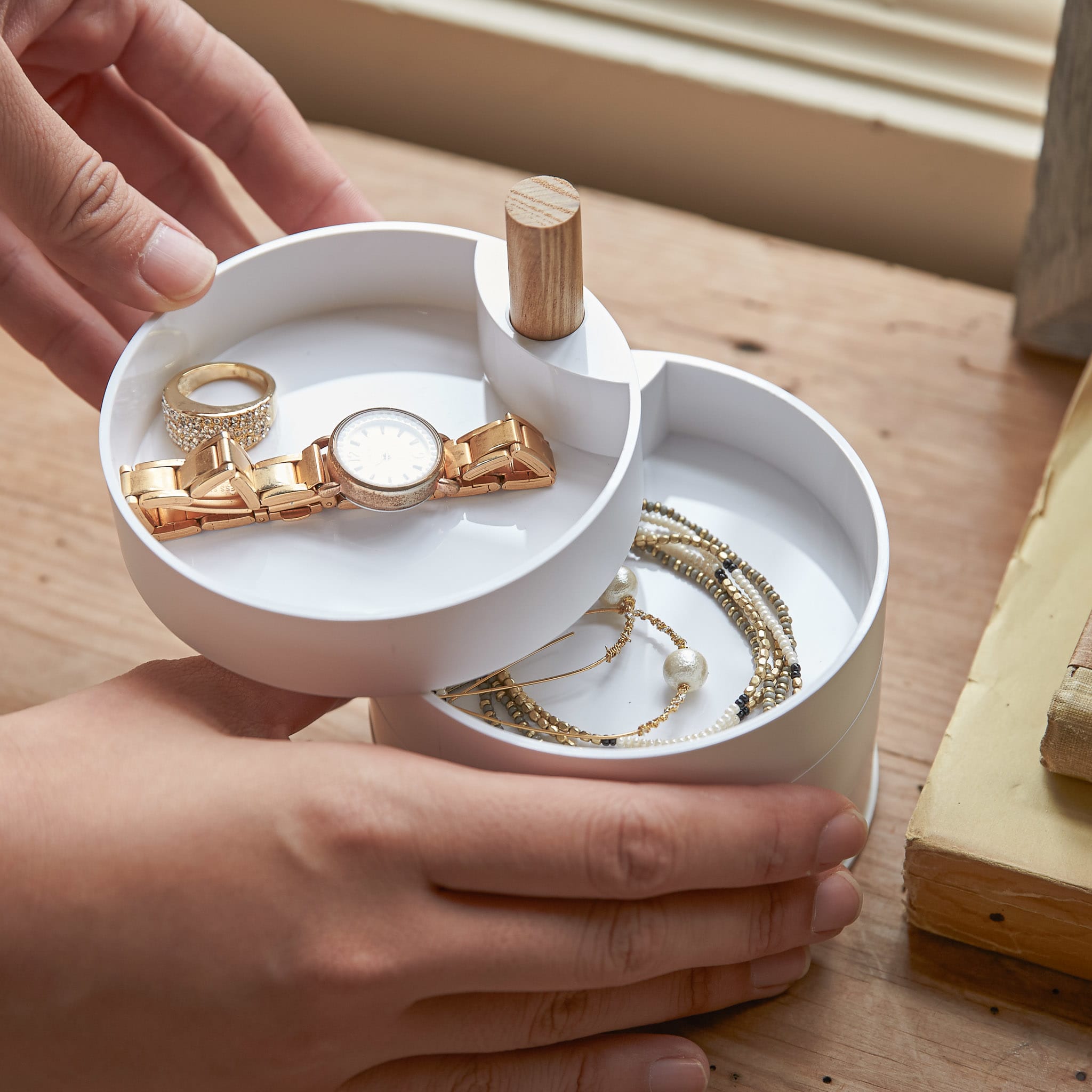 4-Tiered Accessory Box : Stylish Design