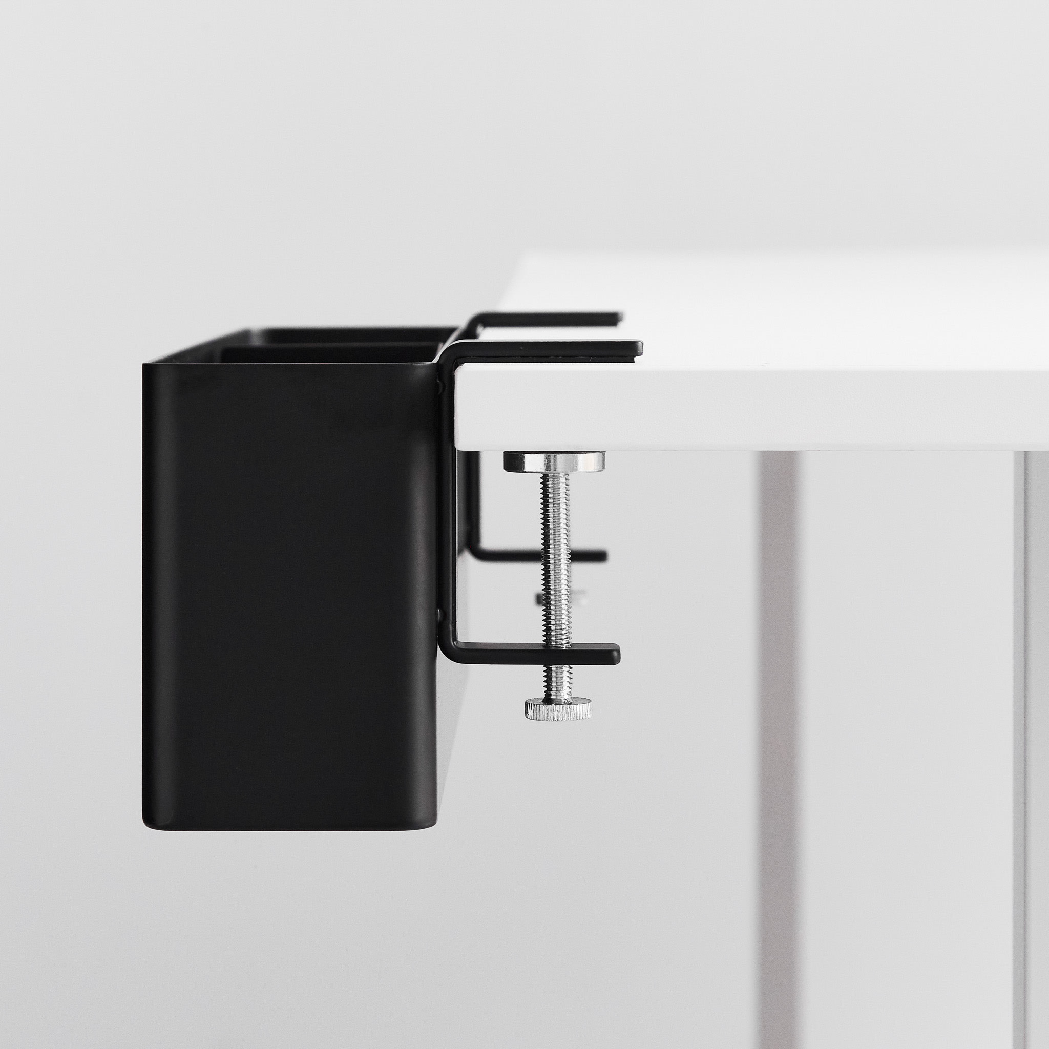 Slim Tableside Basket : Mit verstellbaren Schrauben fixiert