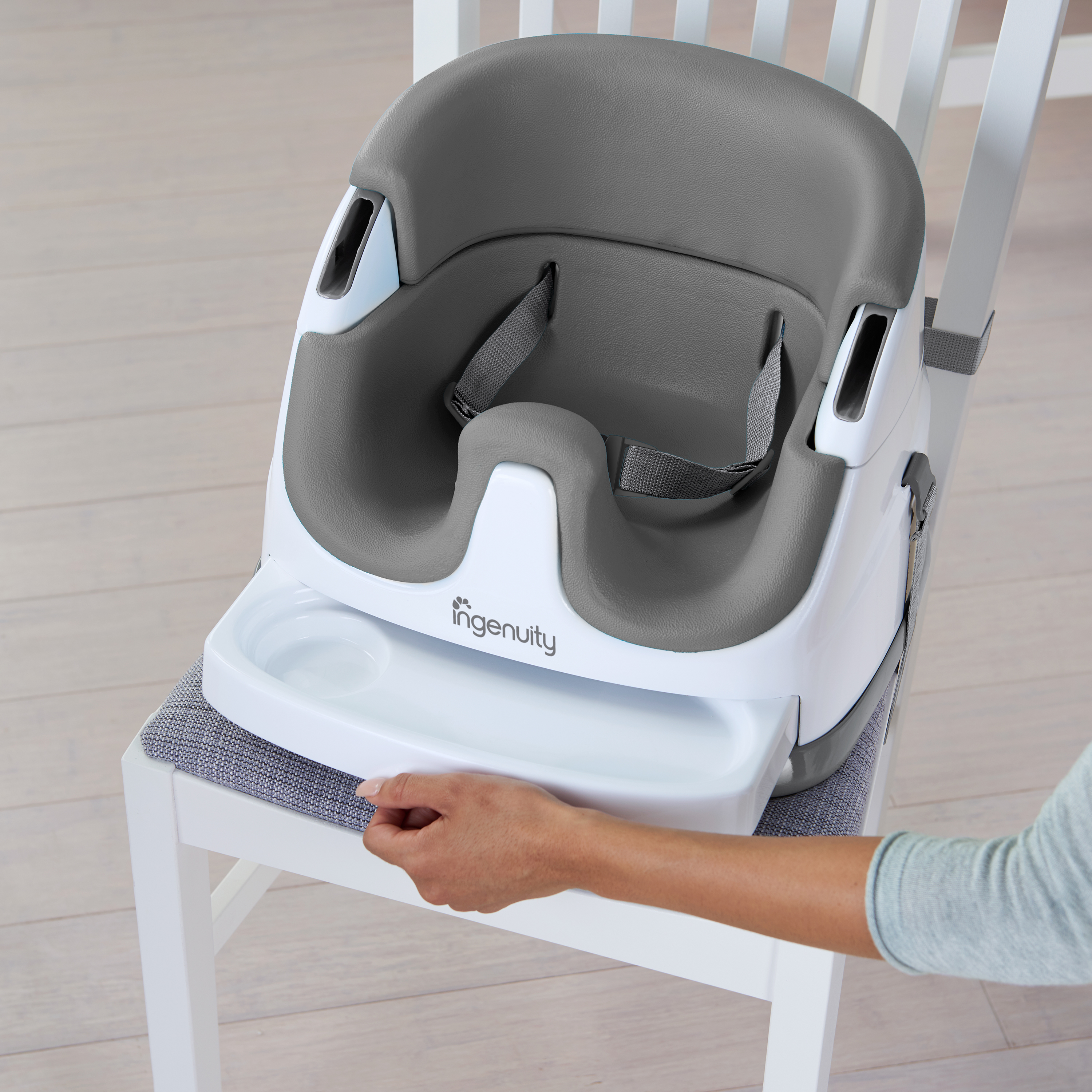 Once mealtime’s through, simply store the tray neatly inside the tray to keep things tidy and in place for baby’s next meal or floor play session.