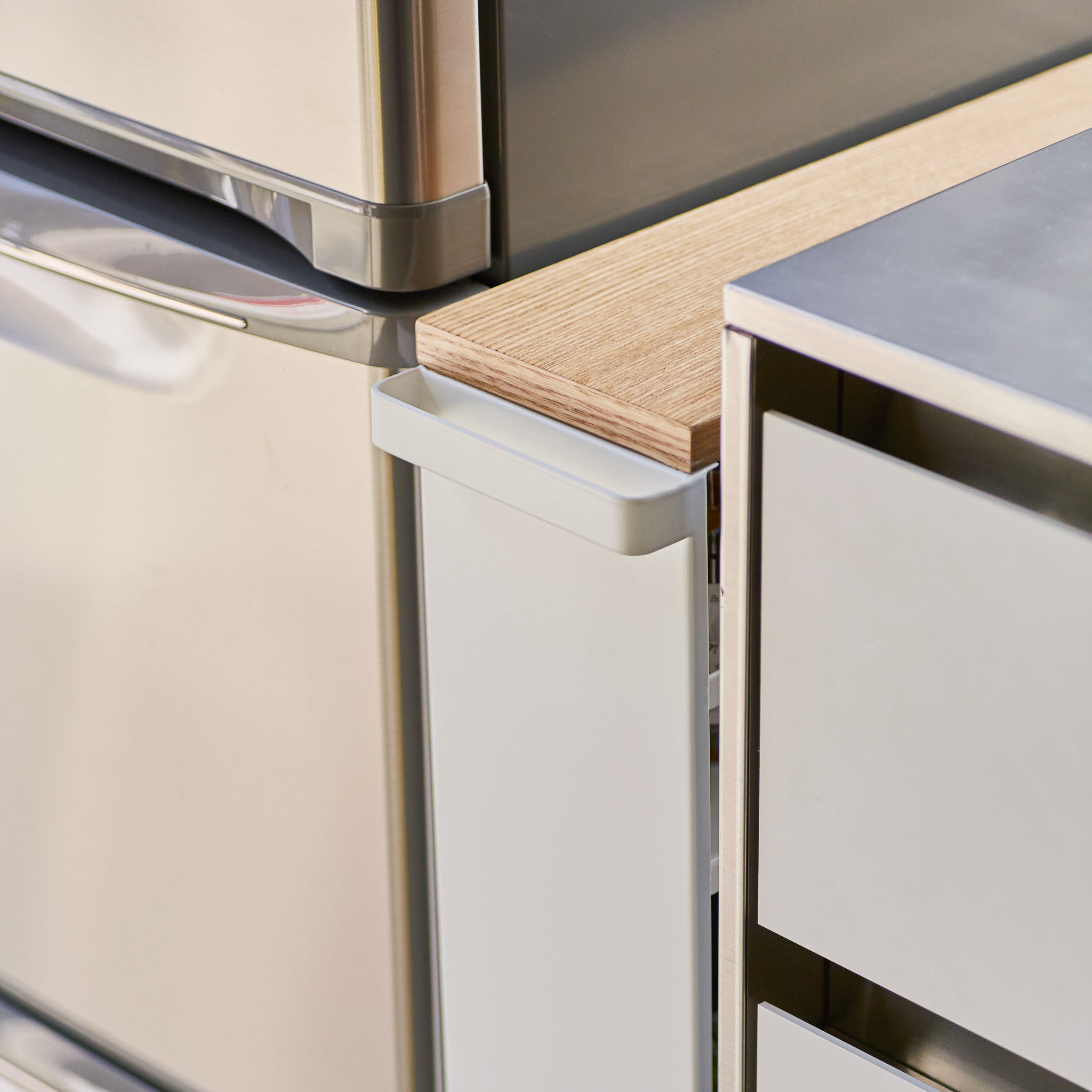 Slim Wood-Top Storage Cart : Servieren Sie einen Cocktail mit Ihrem neuen Barwagen.