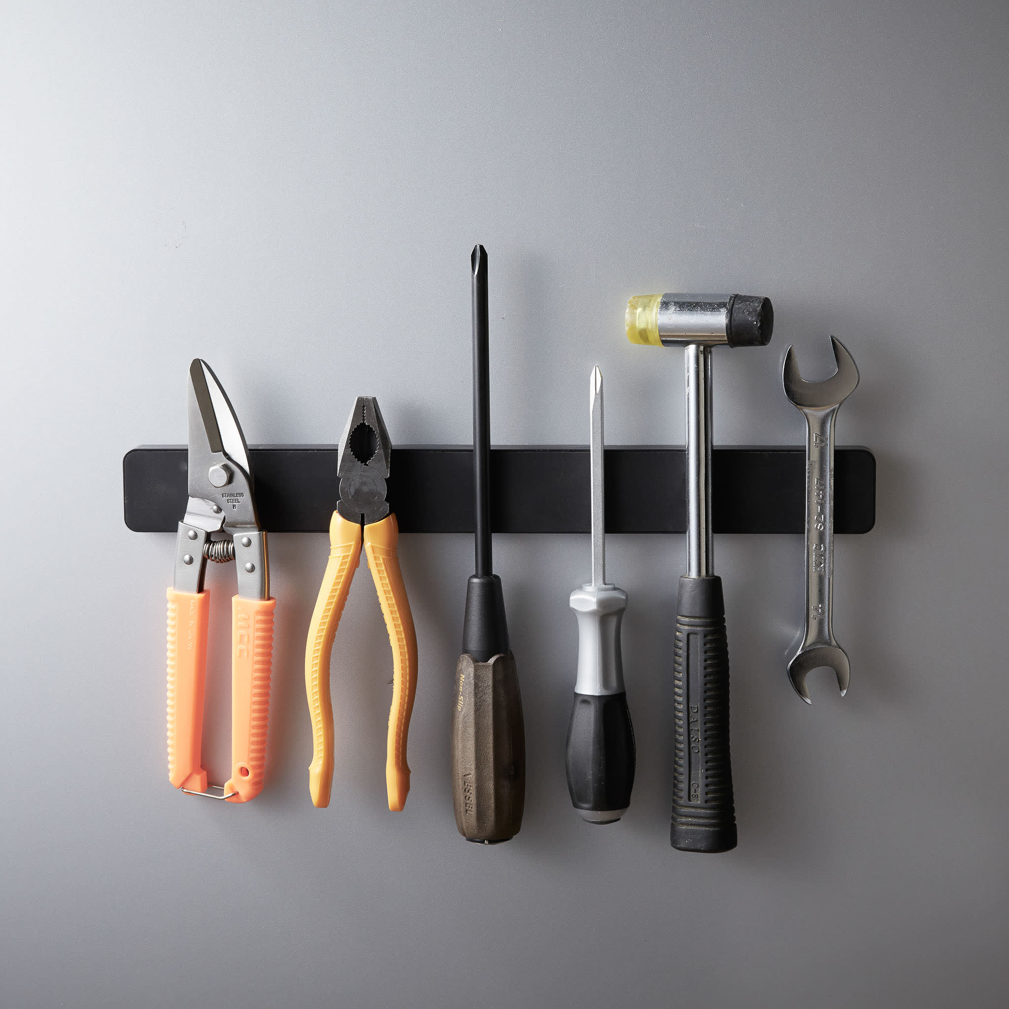 Magnetic Knife Holder : Powerful magnetic hold