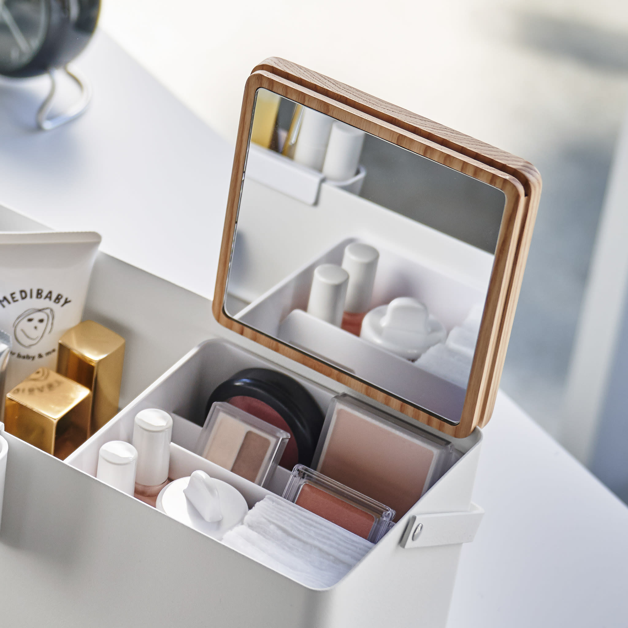 Makeup Box : Integrated Hand Mirror