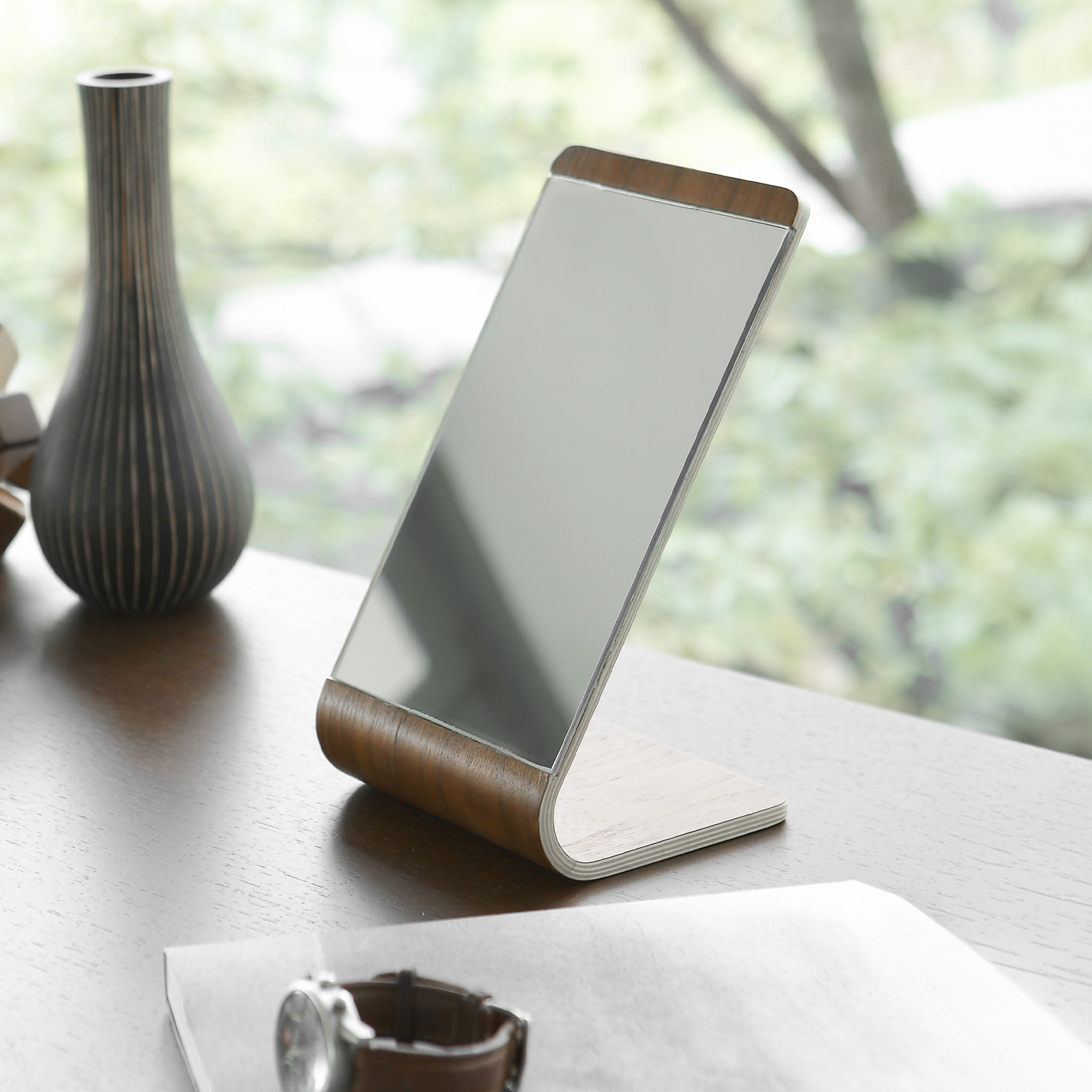 Table Mirror : Compact & Flexible