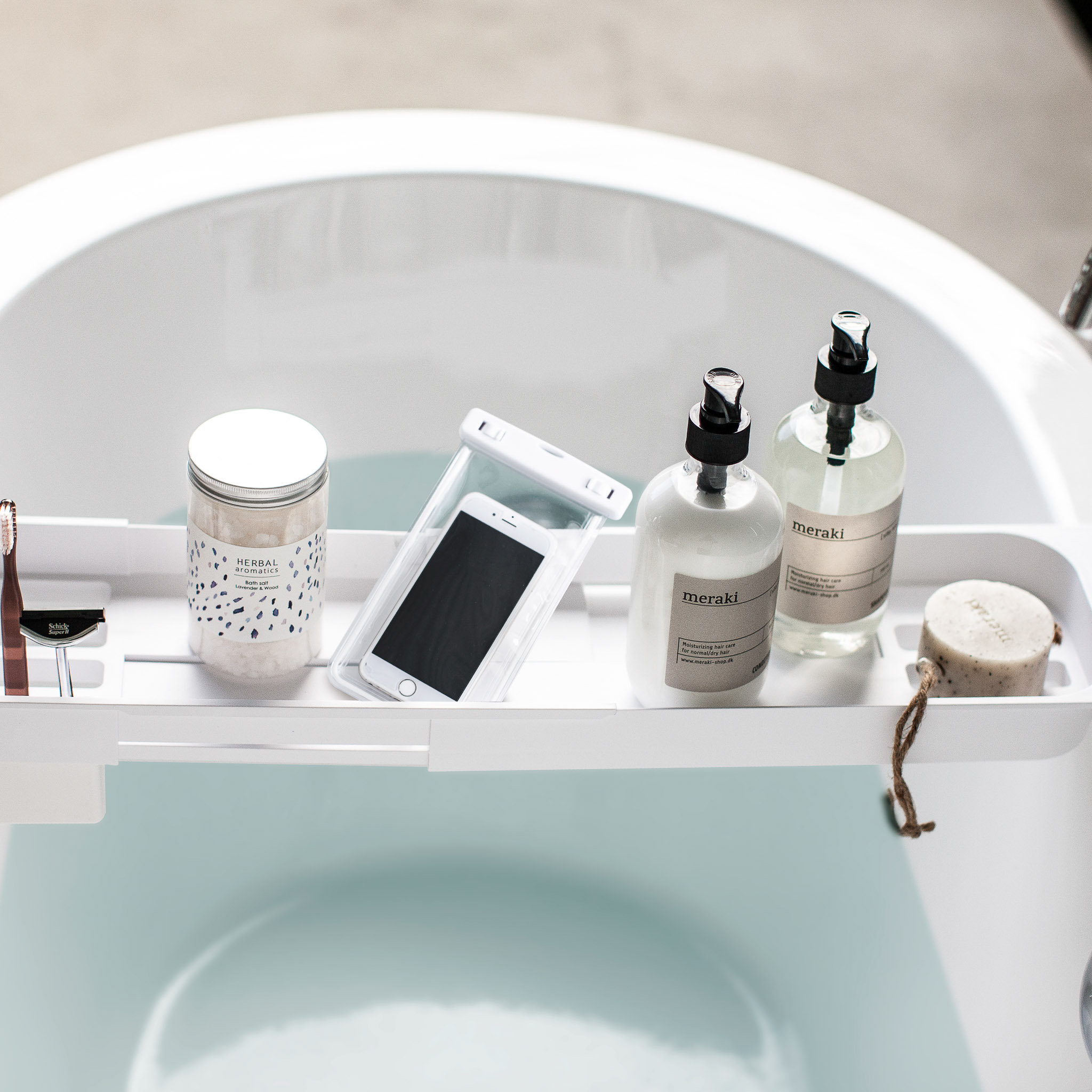 Extendable Bathtub Tray : Practical Extendable Design