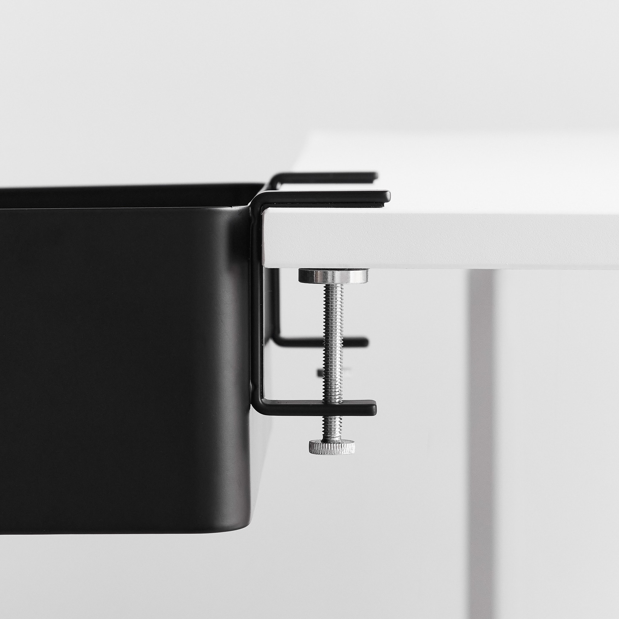 Tischkorb : Fixiert mit verstellbaren Schrauben