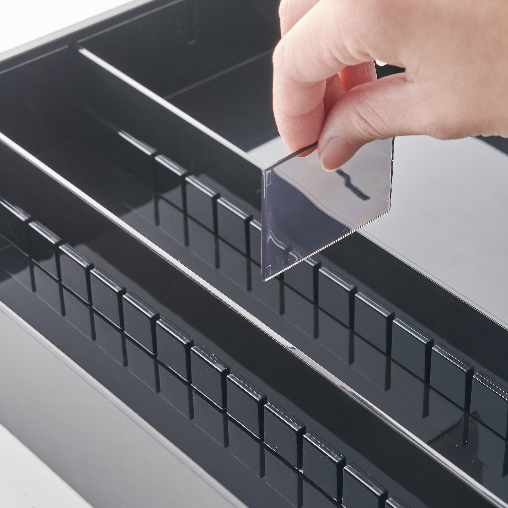 Extendable Cutlery Tray with Angled Compartments : Flexible Dividers