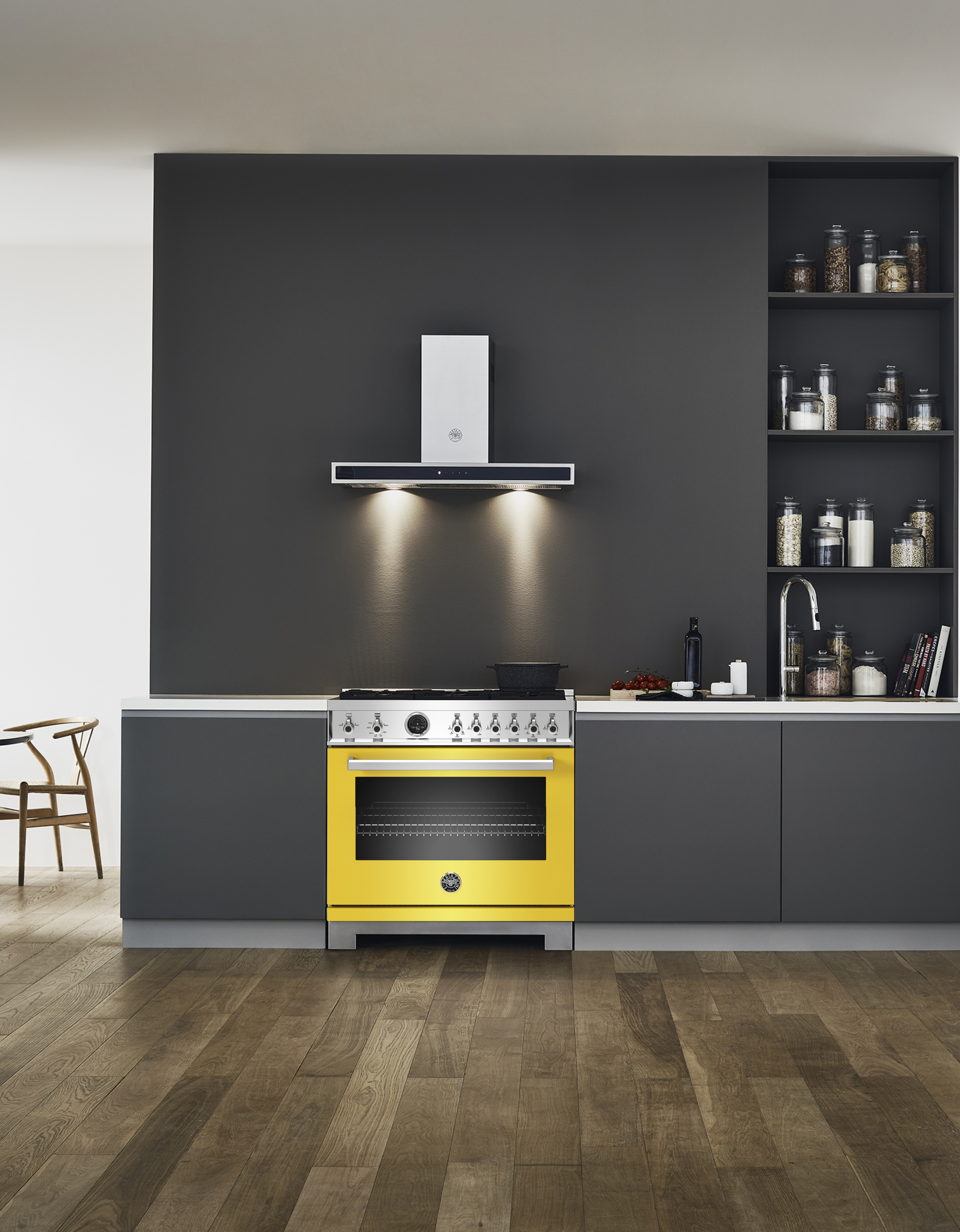 Bertazzoni 36" Professional Series range - Electric self clean oven - 6 brass burners