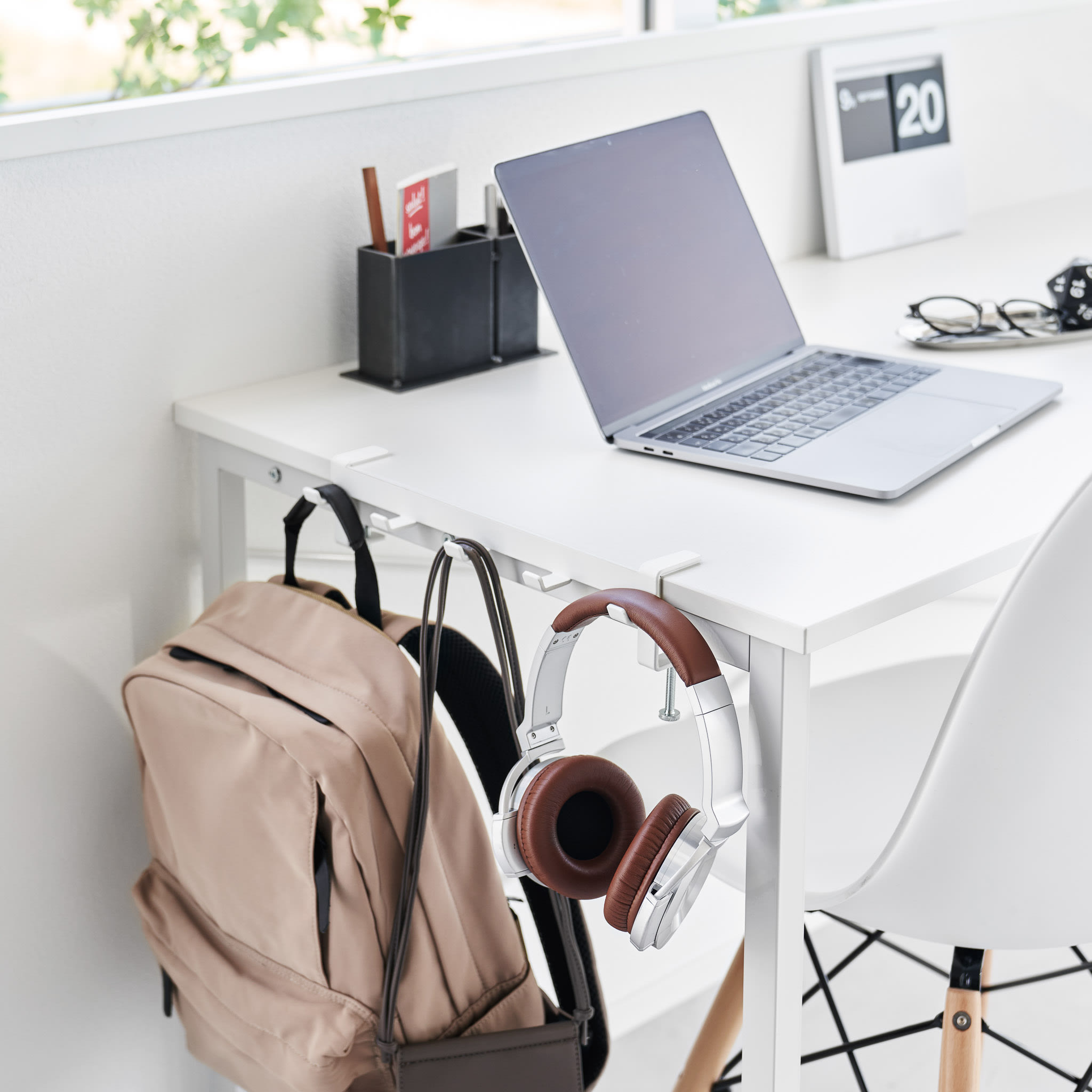 Haken am Tisch: Einfacher Zugang für alltägliche Taschen