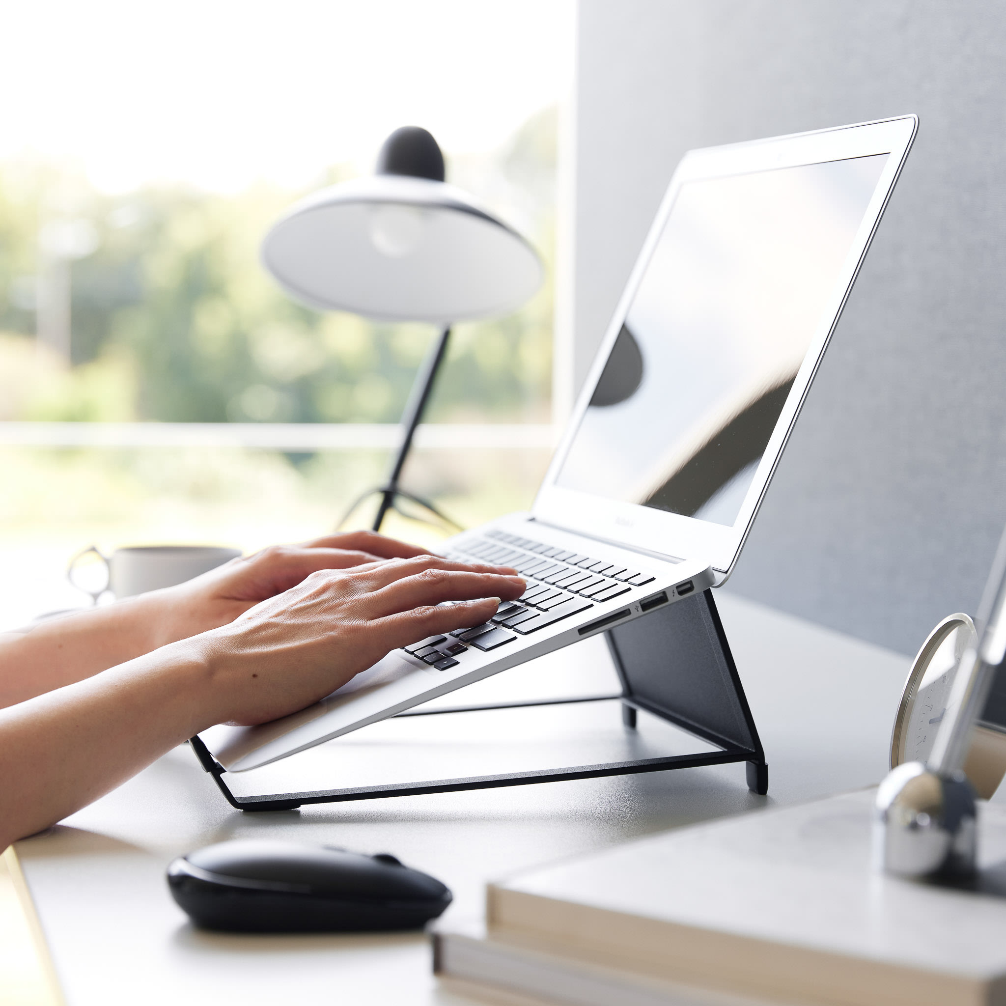 2-Wege-Ständer für Laptop und Tablet : 20-Grad-Neigung und erhöhtes Design sorgen für optimale Positionierung und verhindern Überhitzung