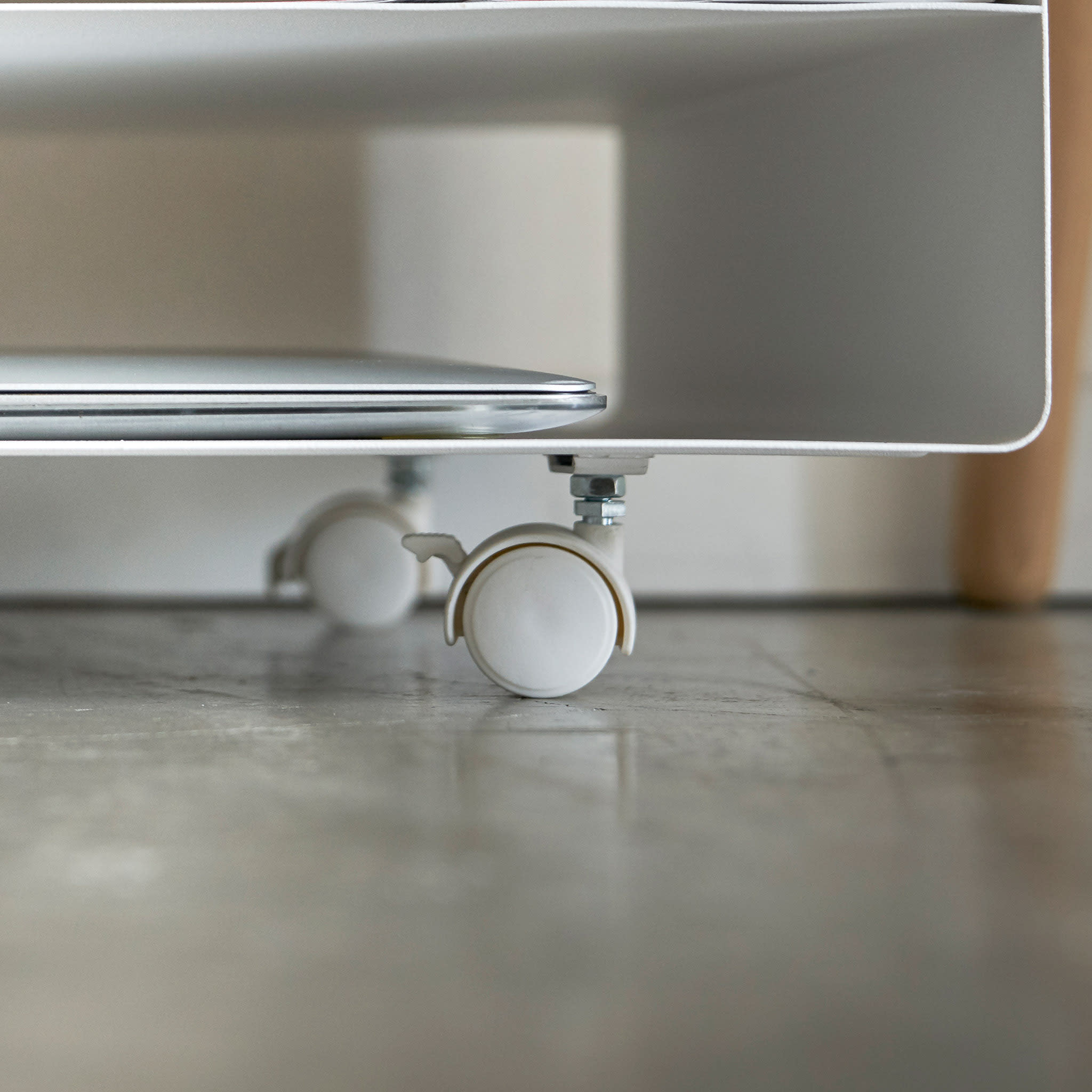 Vorderansicht des weißen rollenden Druckerständers unter dem Drucker, der Papier, Tinte und Computer hält, von Yamazaki Home.