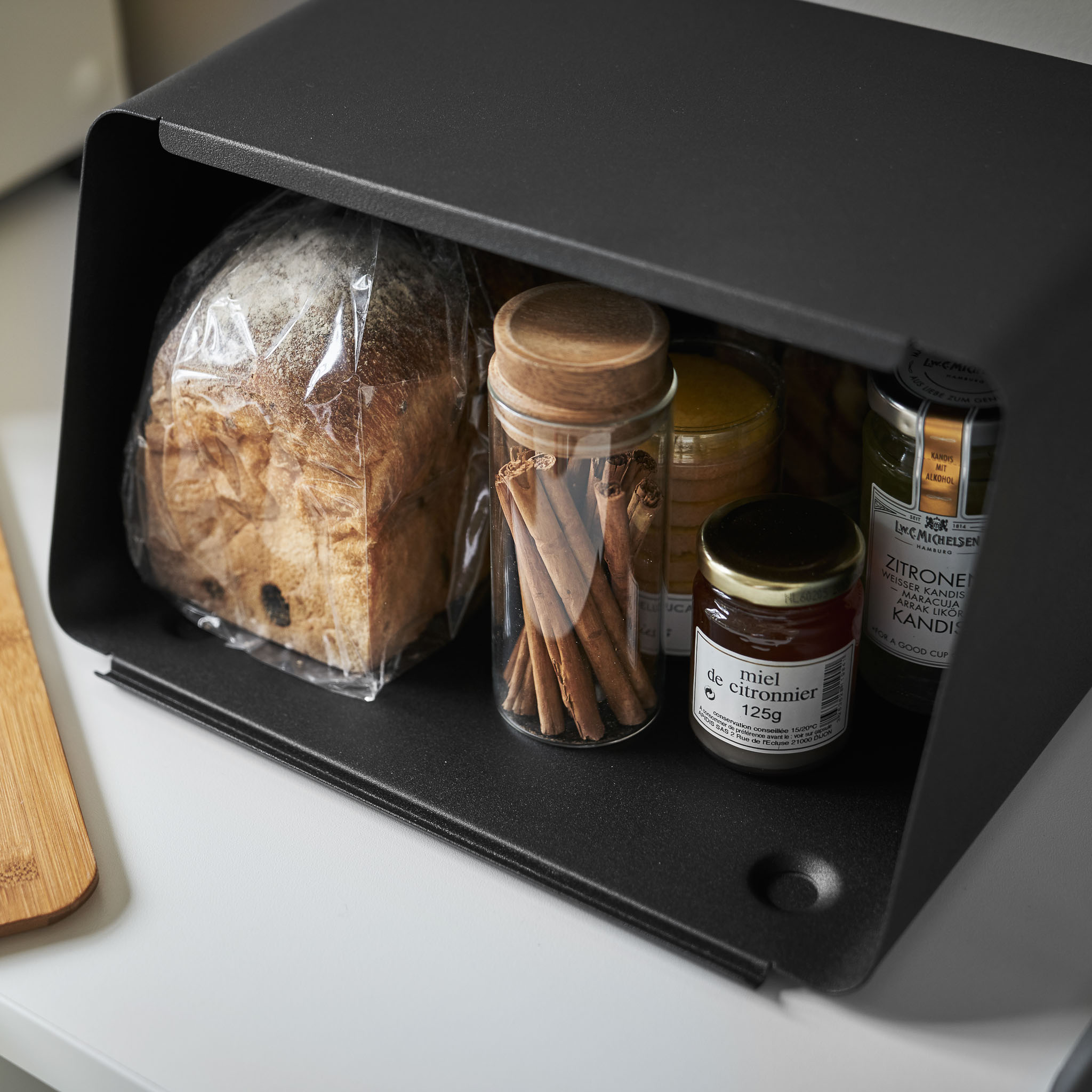 Bread Case with Removable Lid : Generous Storage Capacity