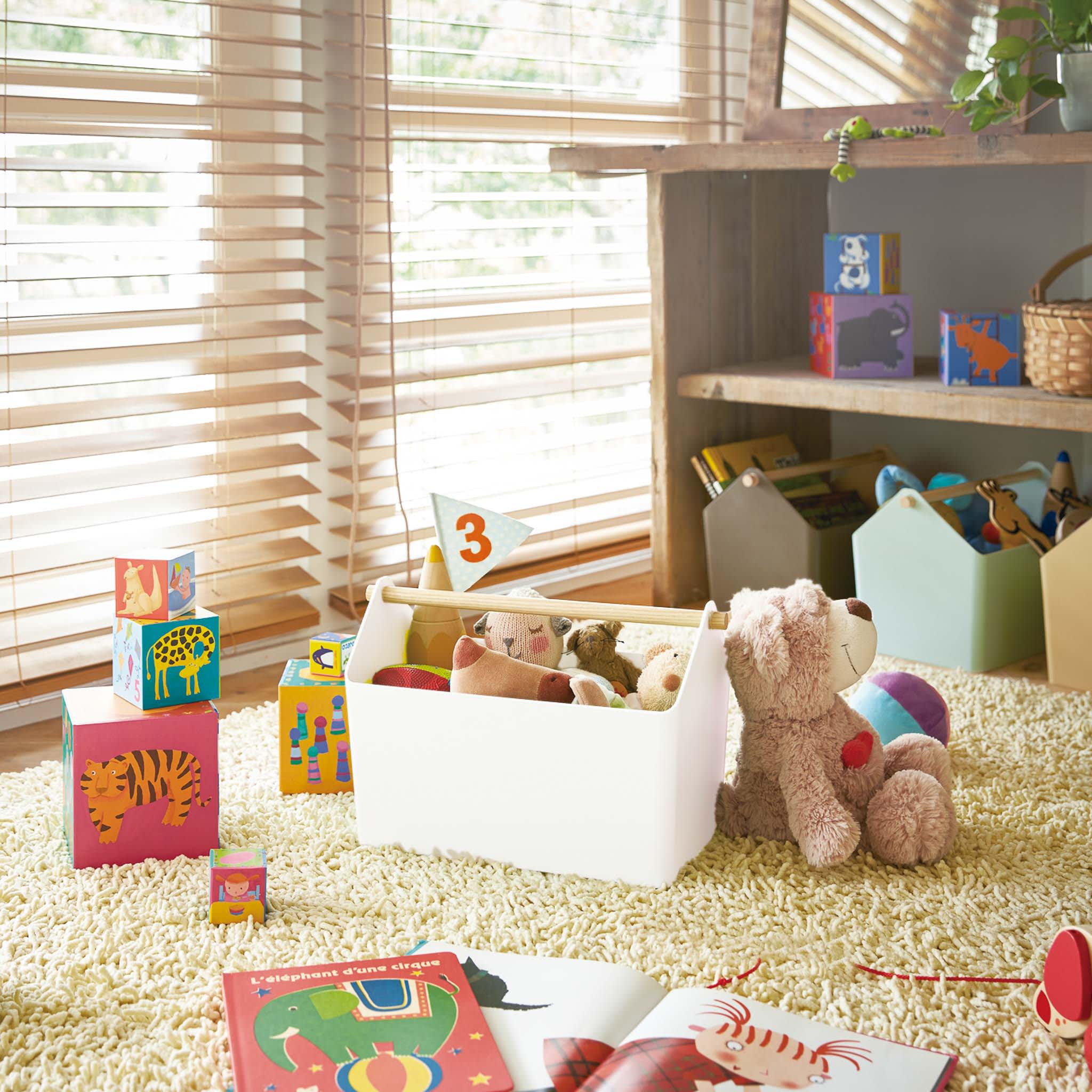 Yamazaki Home weißer Ablagekorb für Lebensmittel auf der Küchenarbeitsplatte.