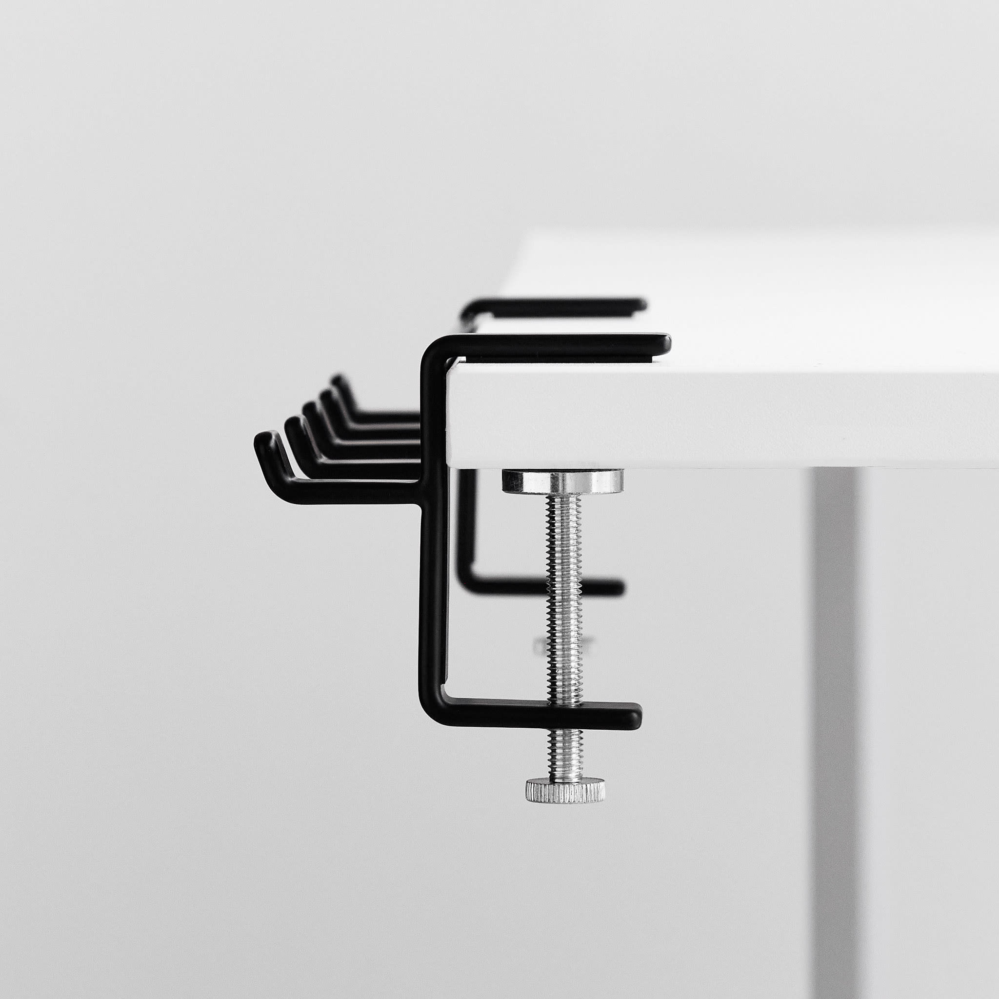 Tischhaken : Mit verstellbaren Schrauben befestigt