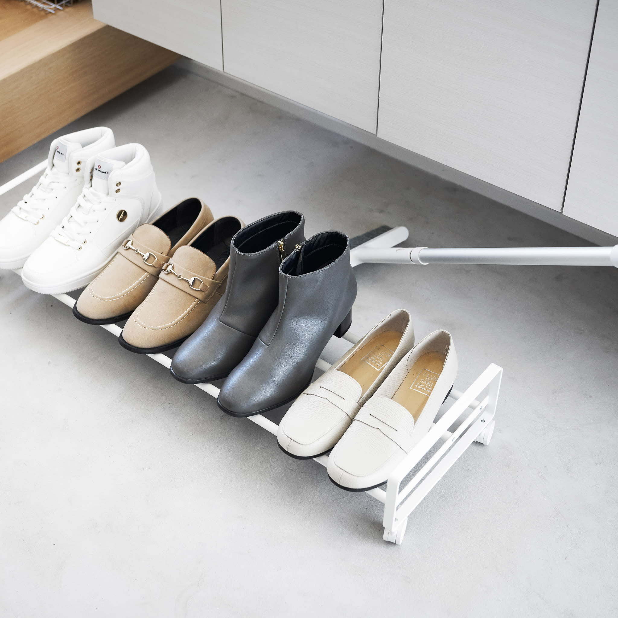 Shoe Rack with Casters : Easy to Use