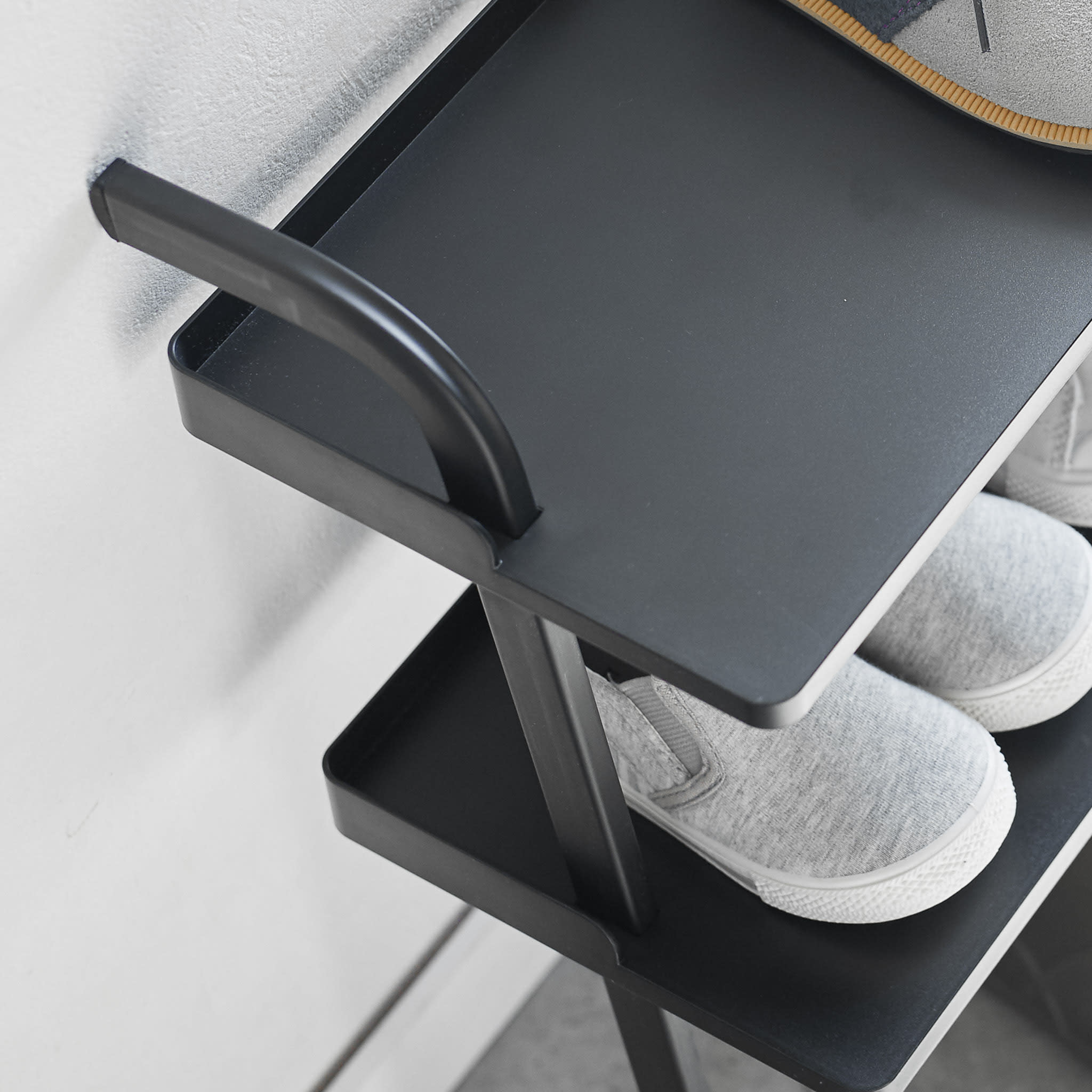 Anlehnbares Schuhregal für Kinder : Einfach an die Wand stellen