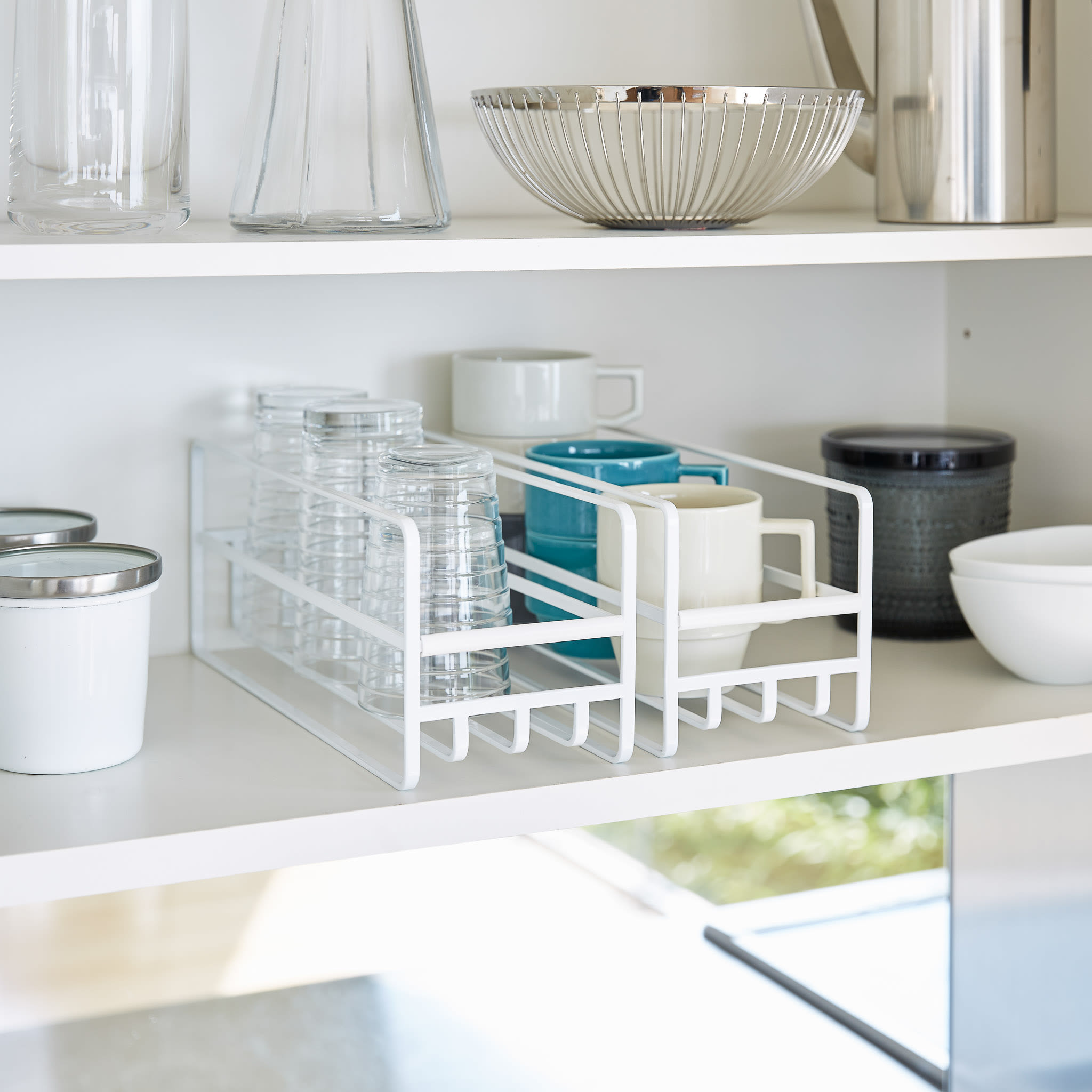 Schlankes Tassen- und Glasregal: Ein cleverer Schachzug