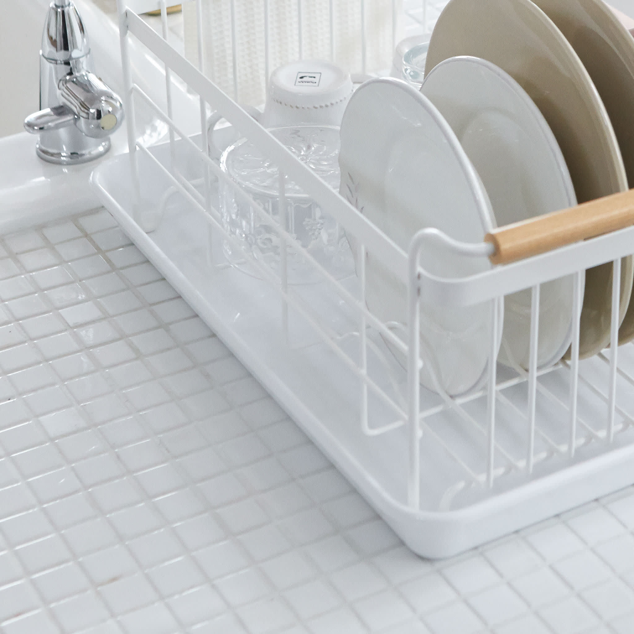 Dish Drainer : Easy-to-Clean Base Tray