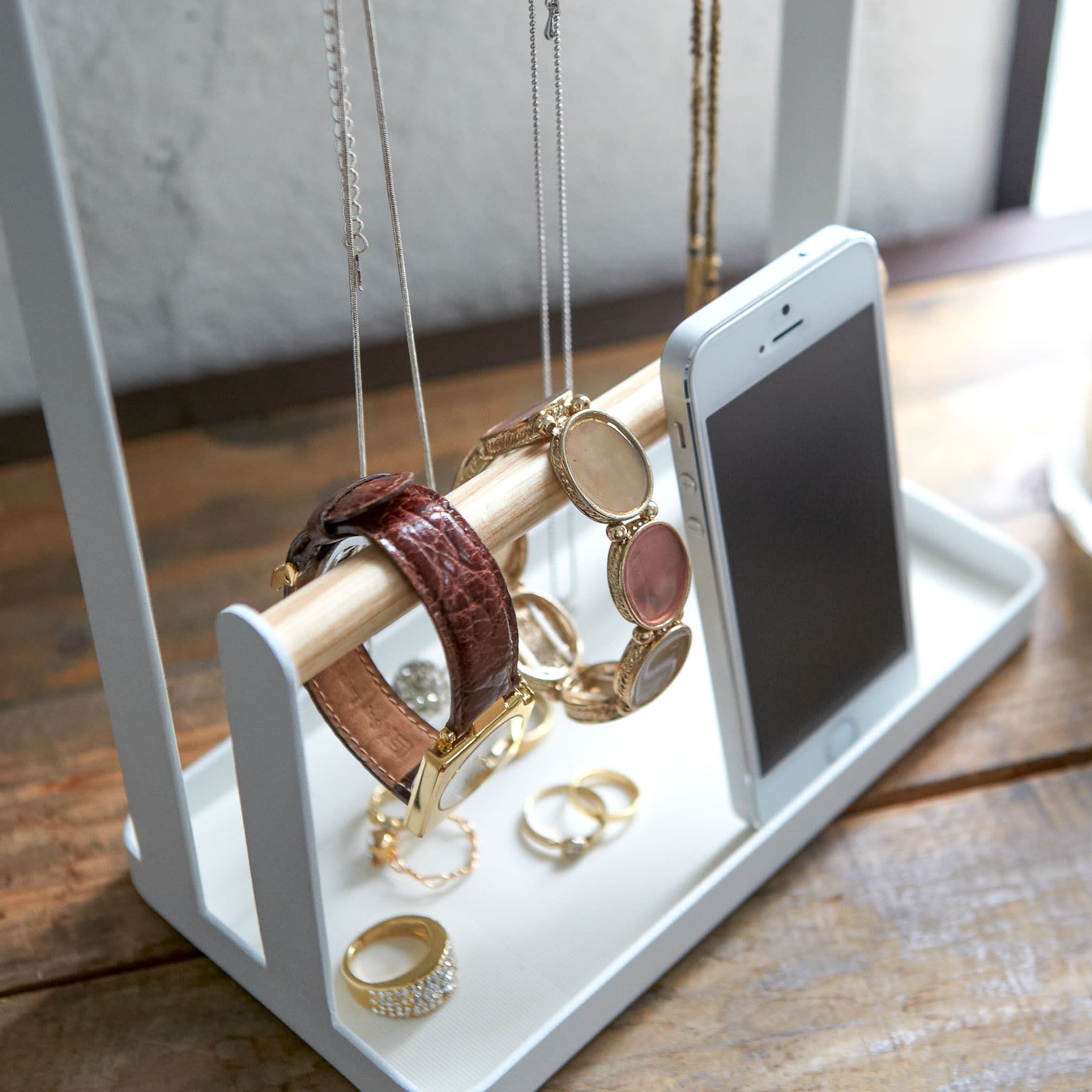 Accessory Stand : Compact Hanging Solution