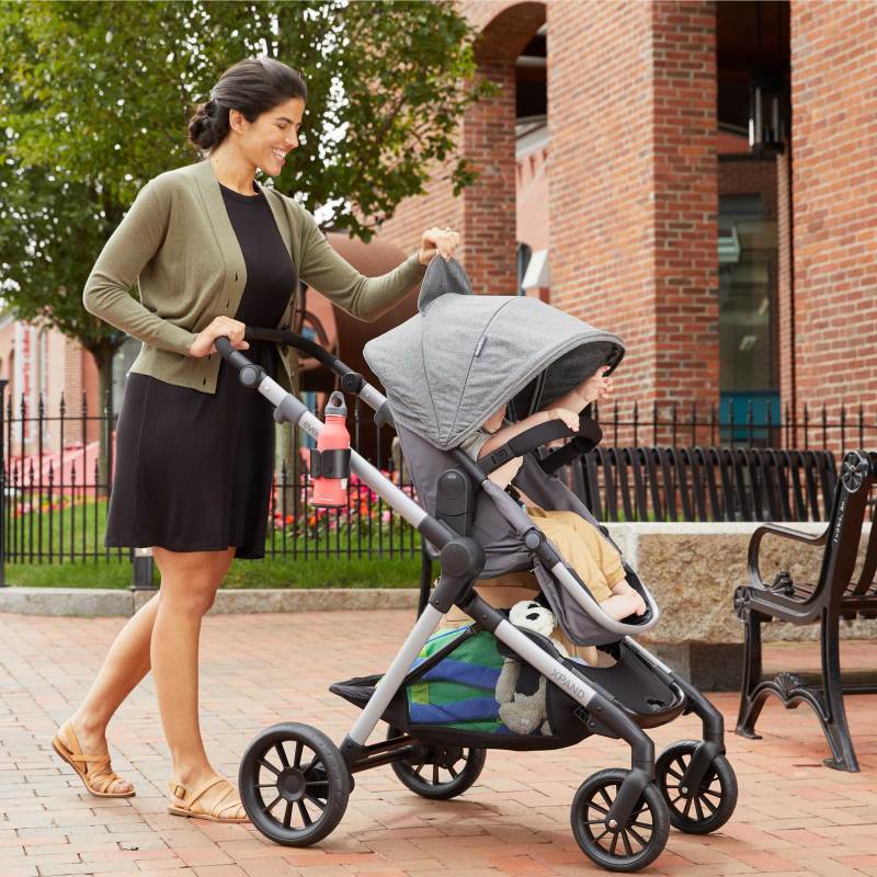 Pivot Xpand™ Modular Stroller (Stallion) Lifestyle Photo Pivot Xpand™ Modular Stroller (Stallion) Lifestyle Photo