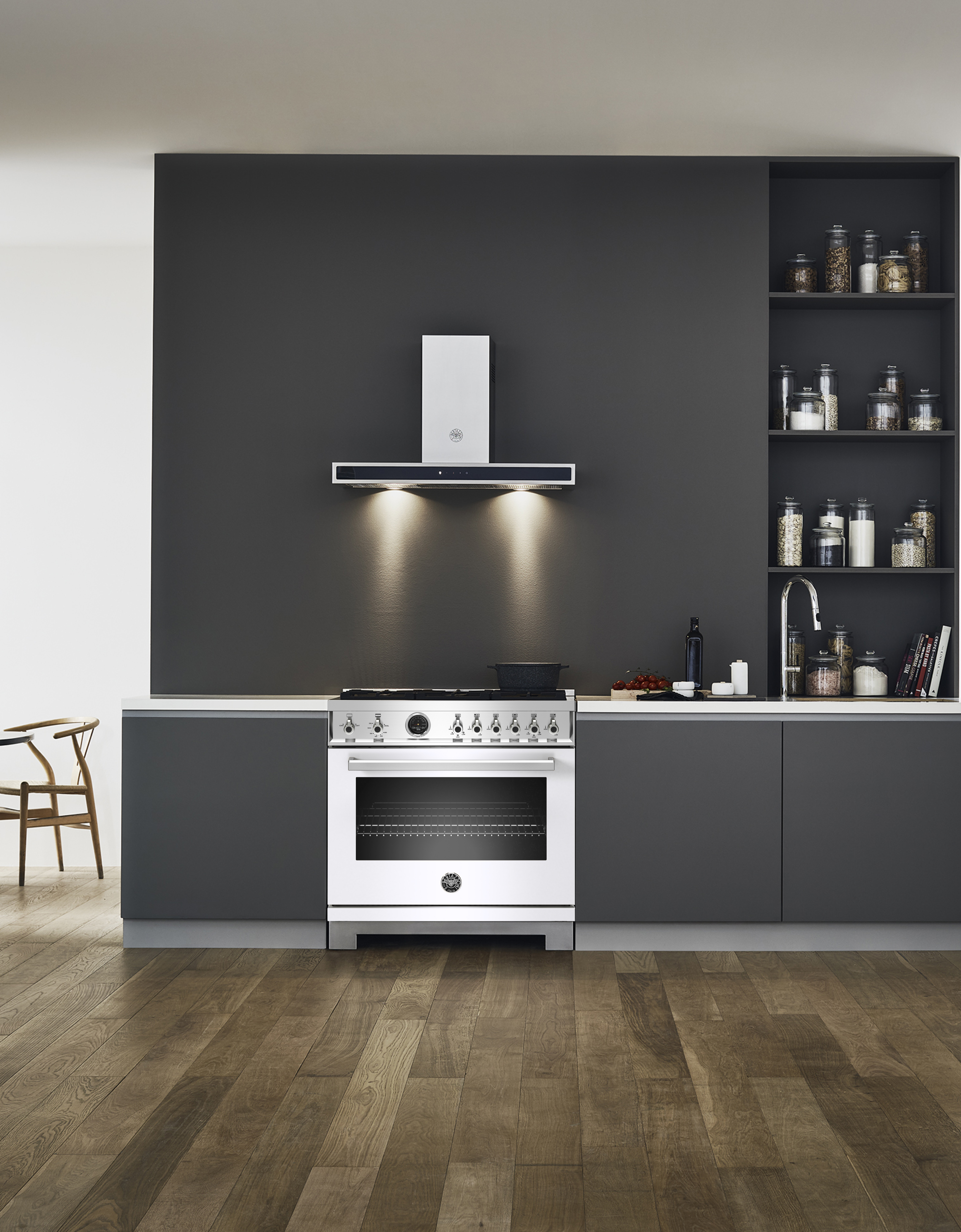 Bertazzoni 36" Professional Series range - Electric self clean oven - 6 brass burners