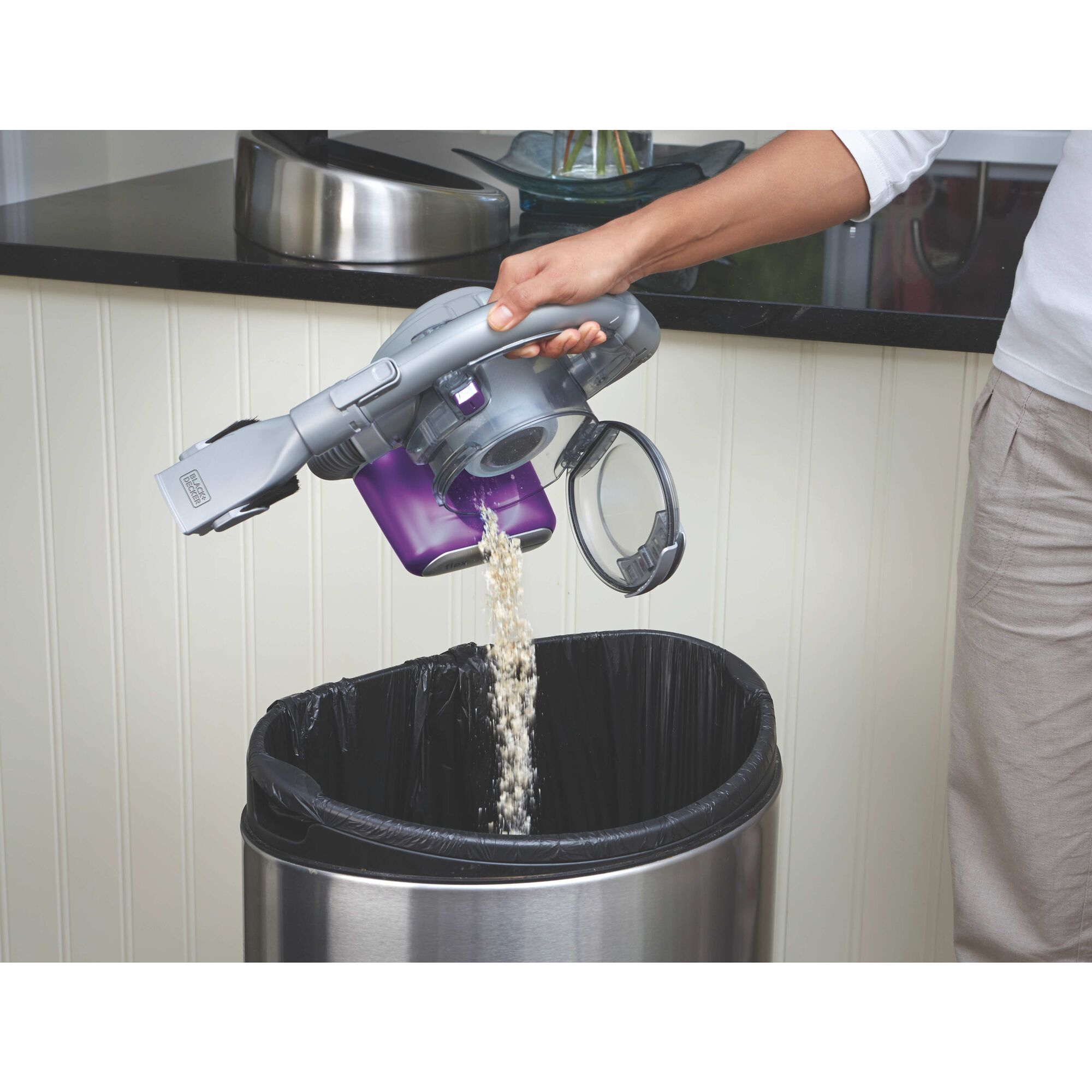 Easy to empty feature of dustbuster Flex Cordless Hand Vacuum.