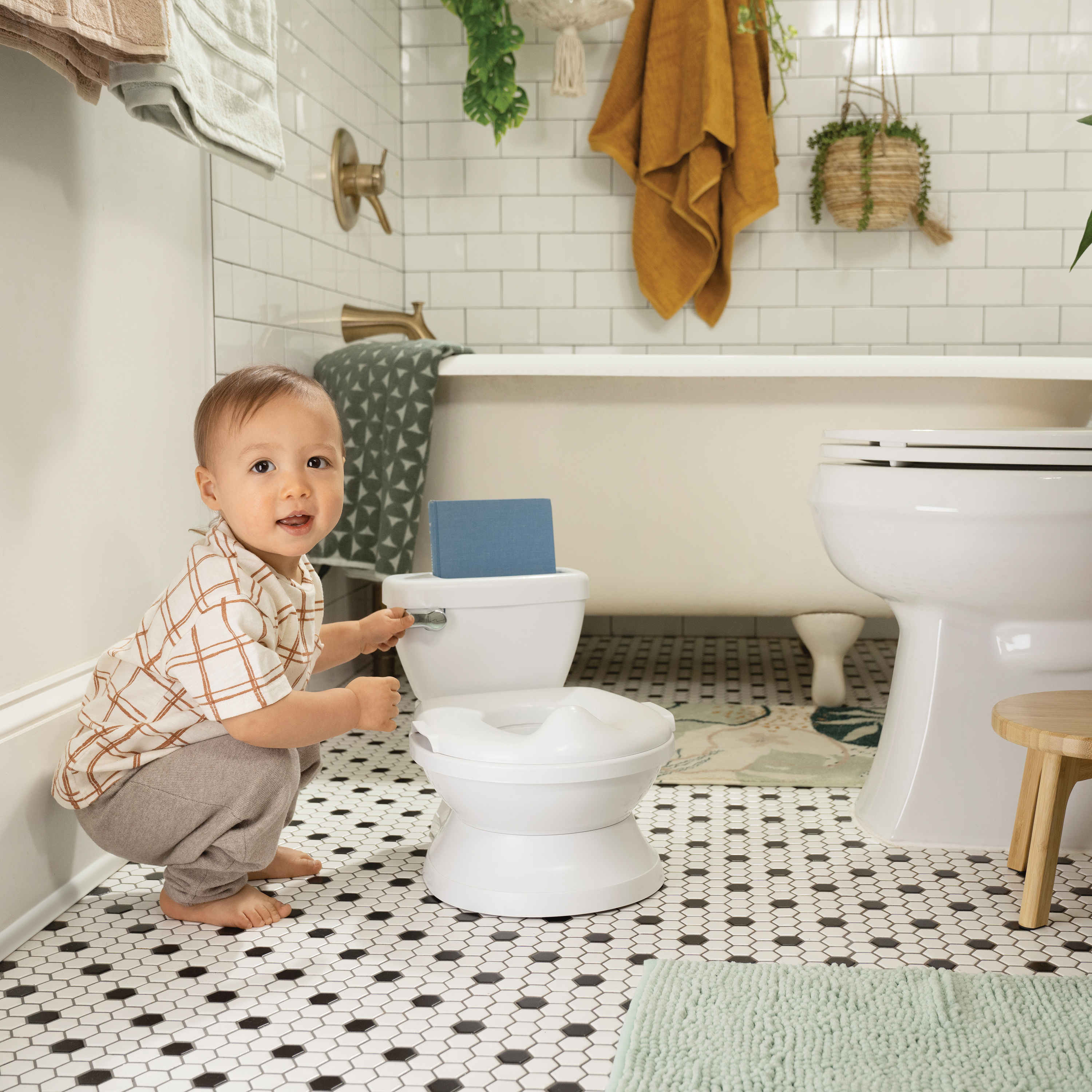 Keep everything your toddler needs for potty success within reach with the built-in storage compartment. It’s the perfect place to hold wipes, books, or other supplies so you can focus on helping your child learn.