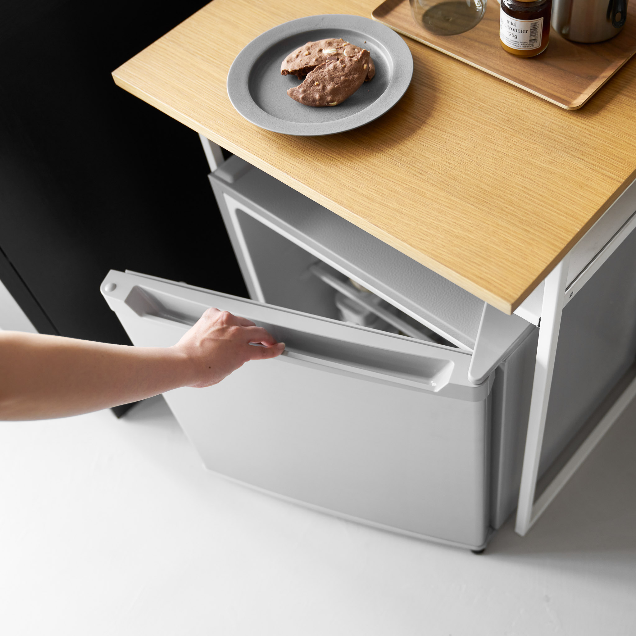 Holztisch mit verschiebbarem Regal : Geräumiger, offener unterer Bereich, perfekt für einen Mini-Kühlschrank
