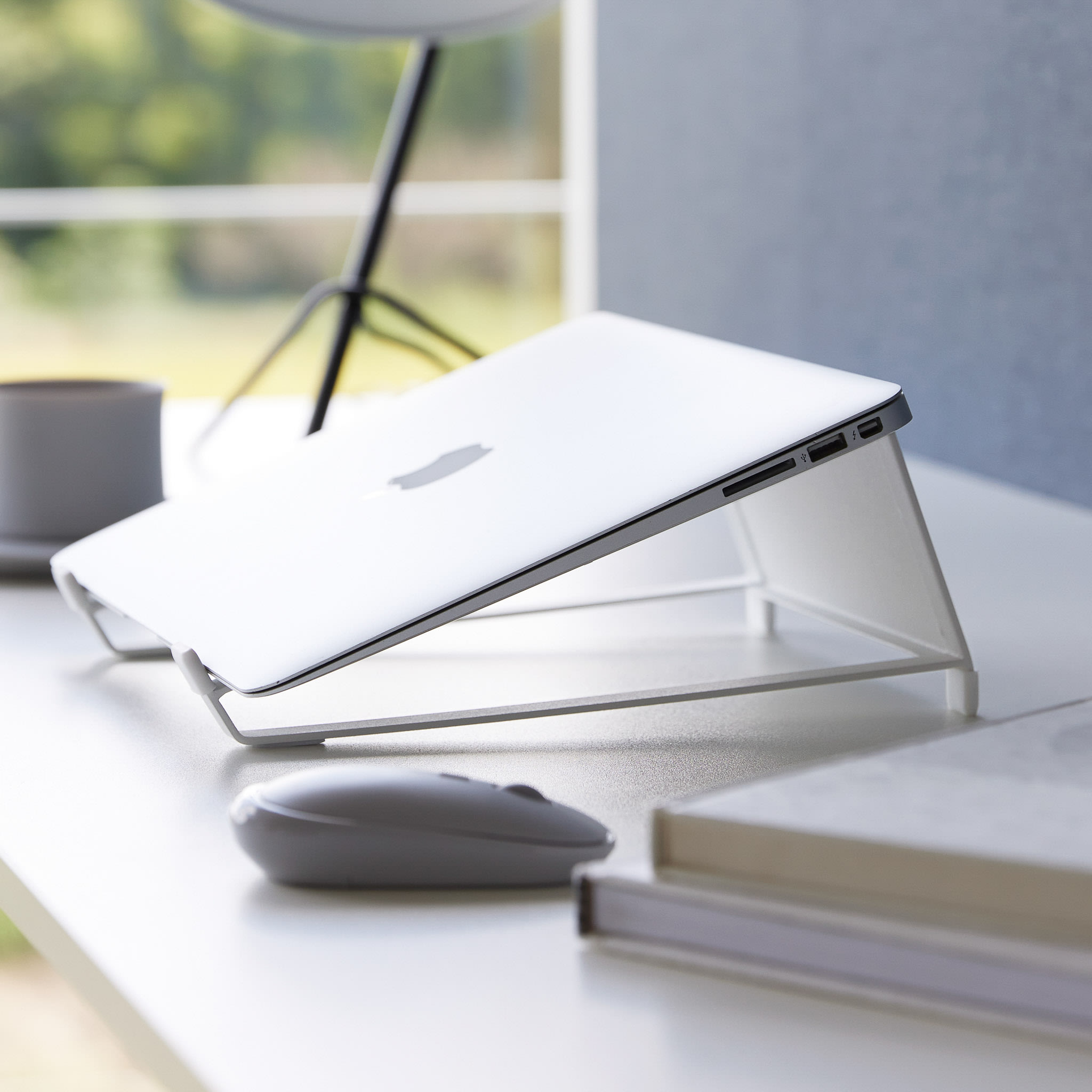 2-Wege-Ständer für Laptop und Tablet : Kann horizontal zum bequemen Arbeiten oder vertikal zur Aufbewahrung verwendet werden