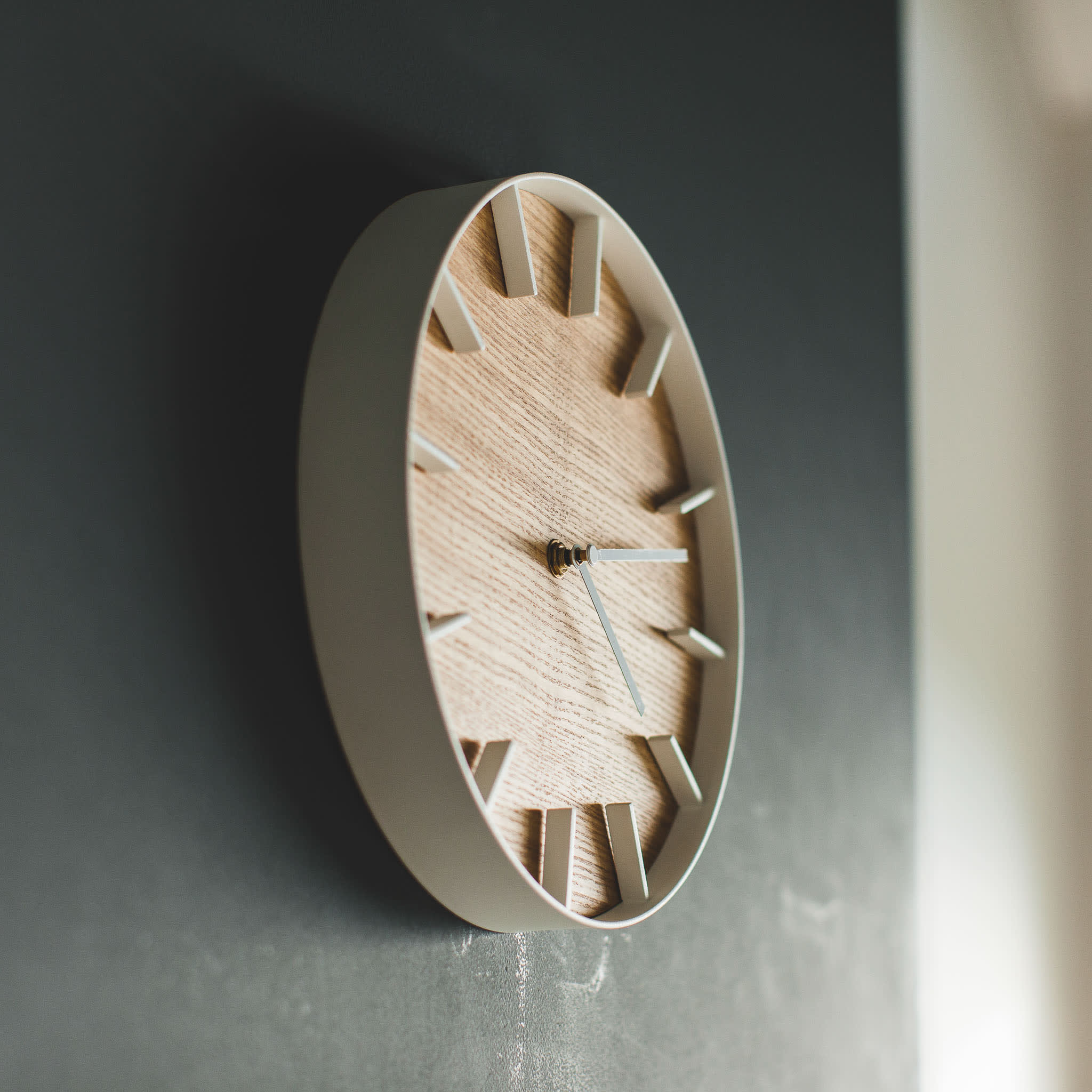 Wall Clock : Easy Battery Operation