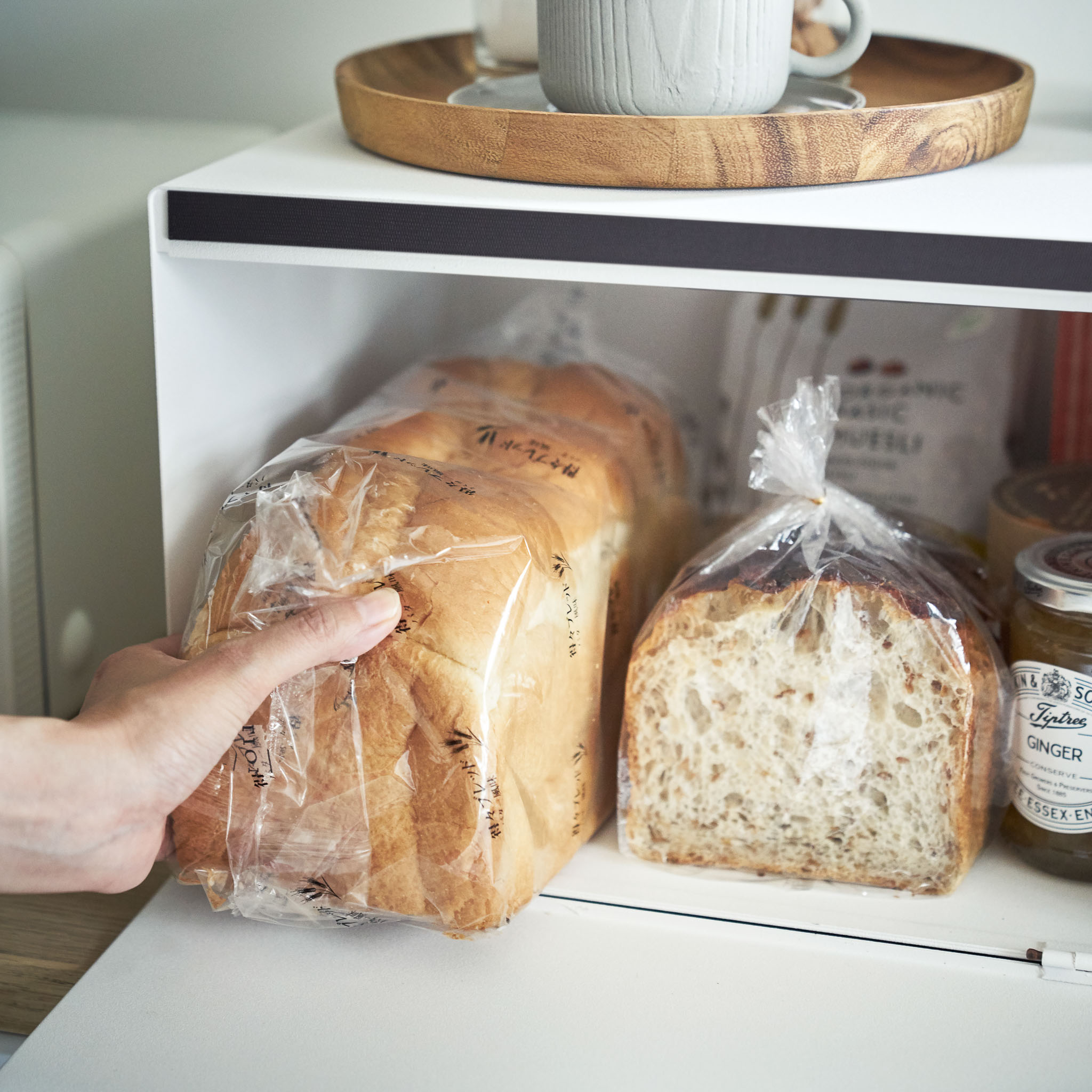 Bread Case : Plenty of Storage Space