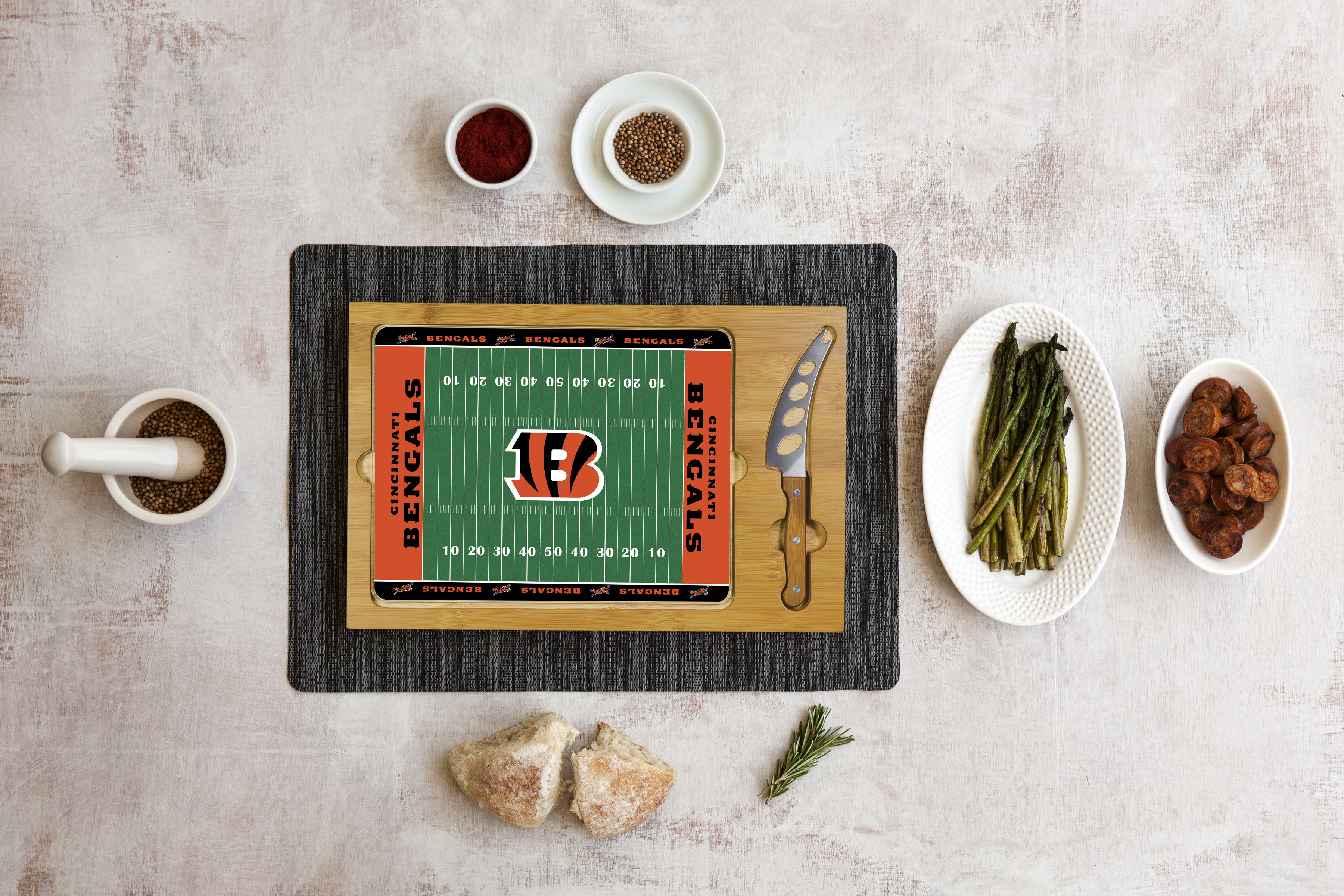 Football Field - Cincinnati Bengals - Icon Glass Top Cutting Board & Knife Set