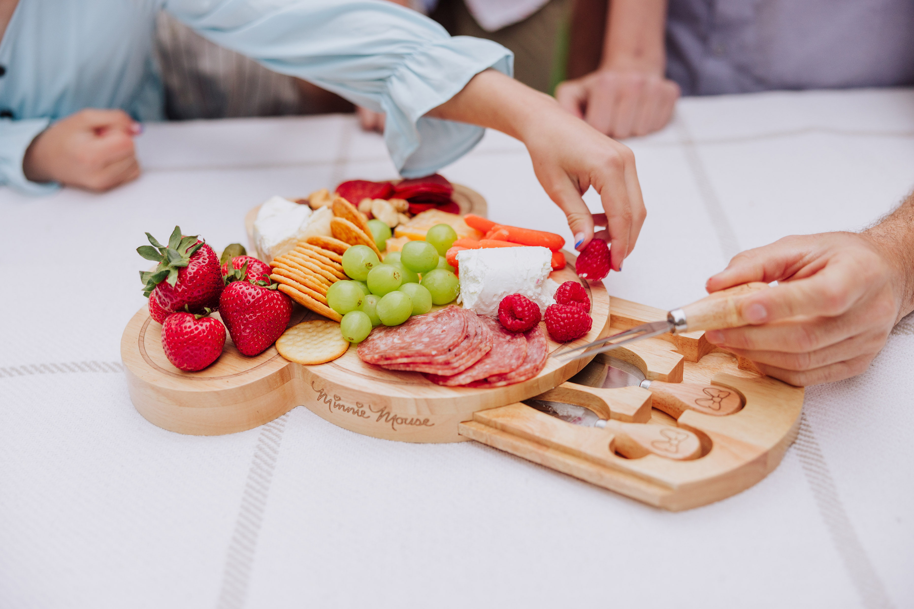 Minnie Mouse - Minnie Mouse Head Shaped Cheese Board with Tools
