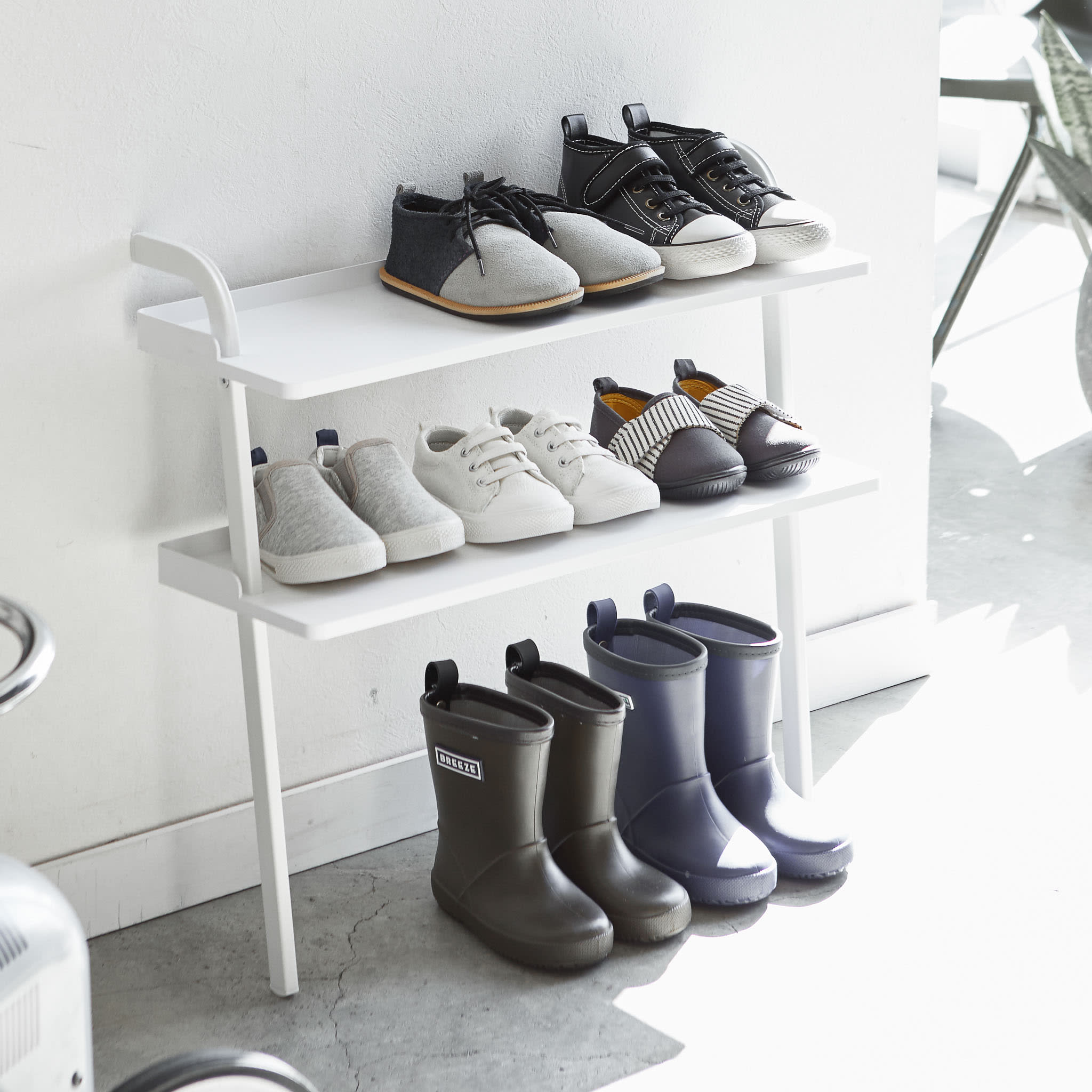 Anlehnbares Schuhregal für Kinder : Fasst ca. 9 Paar Kinderschuhe!