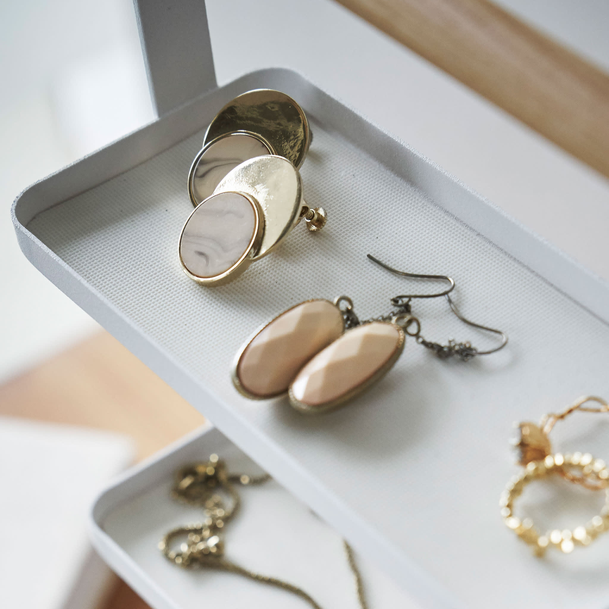 4-Tiered Accessory Tray : Removable Silicone Mats