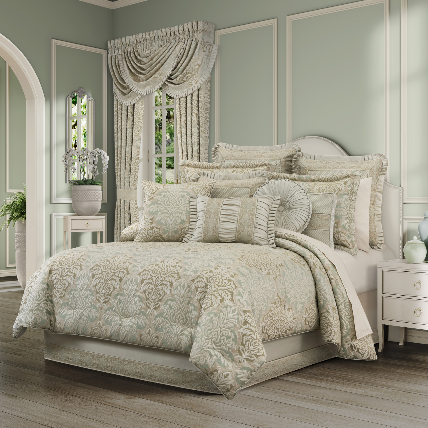 Aqua Queen 4Pc. Comforter Set