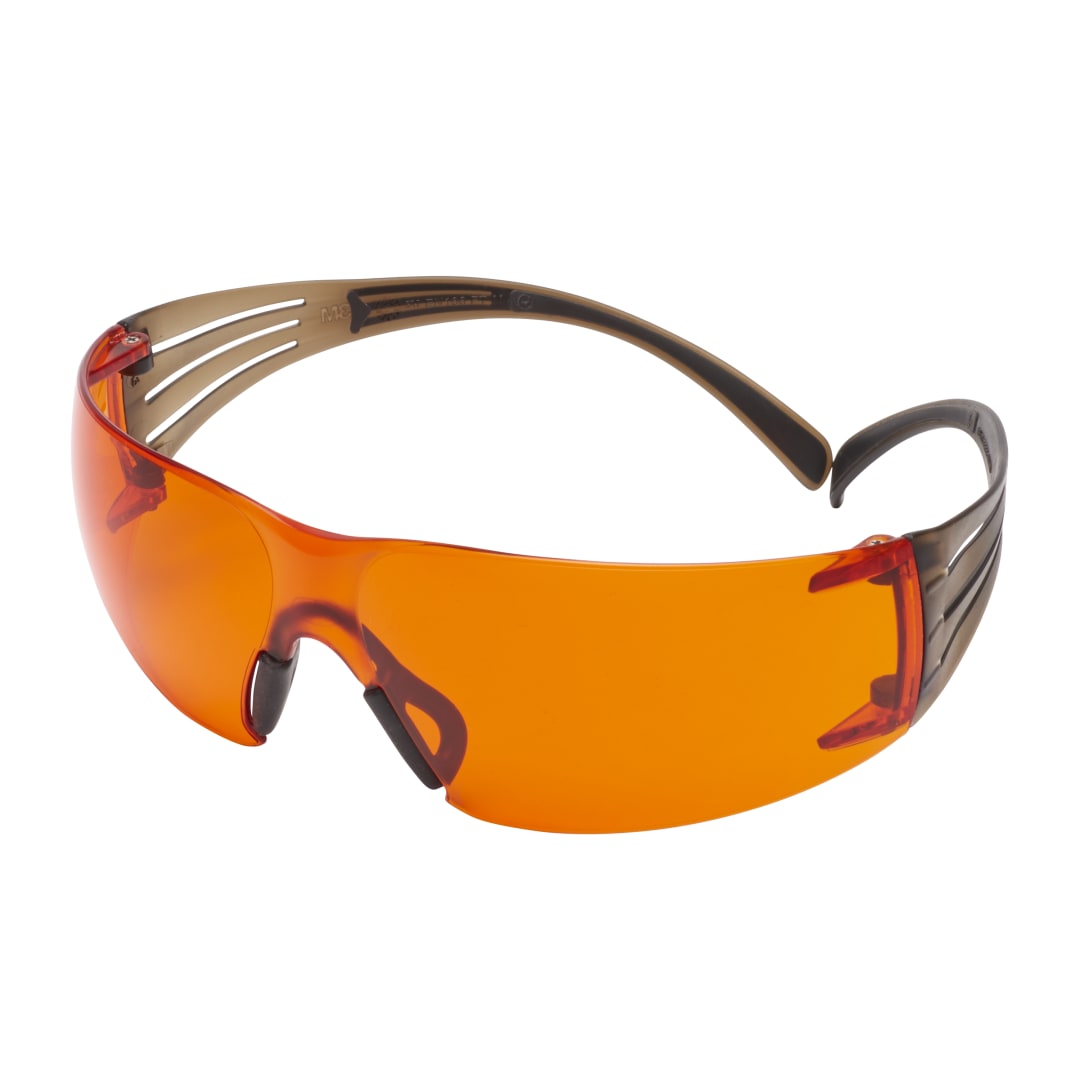 3M™ SecureFit™ 400 İş Güvenliği Gözlükleri, Siyah/Kahverengi çerçeve, Scotchgard™ Buğu Önleyici / Çizilmeye Dayanıklı Kaplama (K ve N), Turuncu Lens, SF406SGAF-BLA-EU
