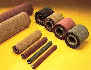 Escova de Limpeza Scotch-Brite™ – Grão A Fino, Diâmetro de 300 mm, Densidade D7, Largura de 1250 mm, Furo de 110 mm, Vinho
