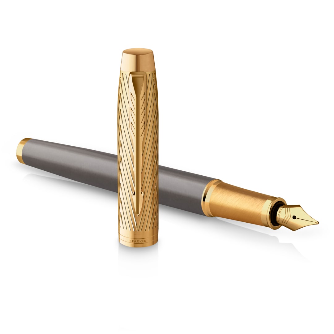 Pluma estilográfica Parker IM colección Parker Pioneerslacado gris con capuchón y adornos doradosplumín medio de acero inoxidabletinta azul