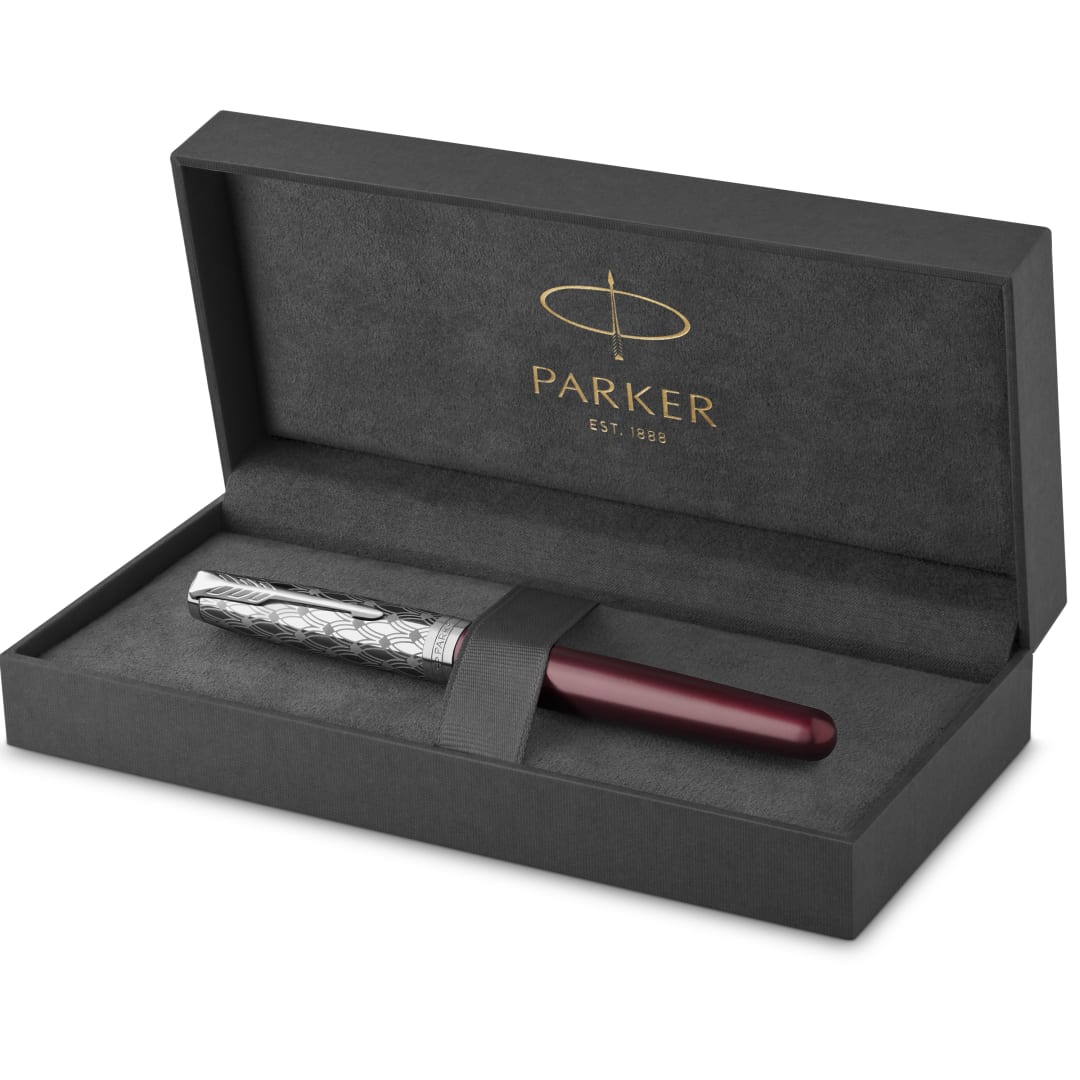 Parker Sonnet Pluma Estilográfica | Premium metal y lacado rojo con acabado cromado | Plumín fino de oro de 18 quilates con cartucho de tinta negra | Caja de regalo