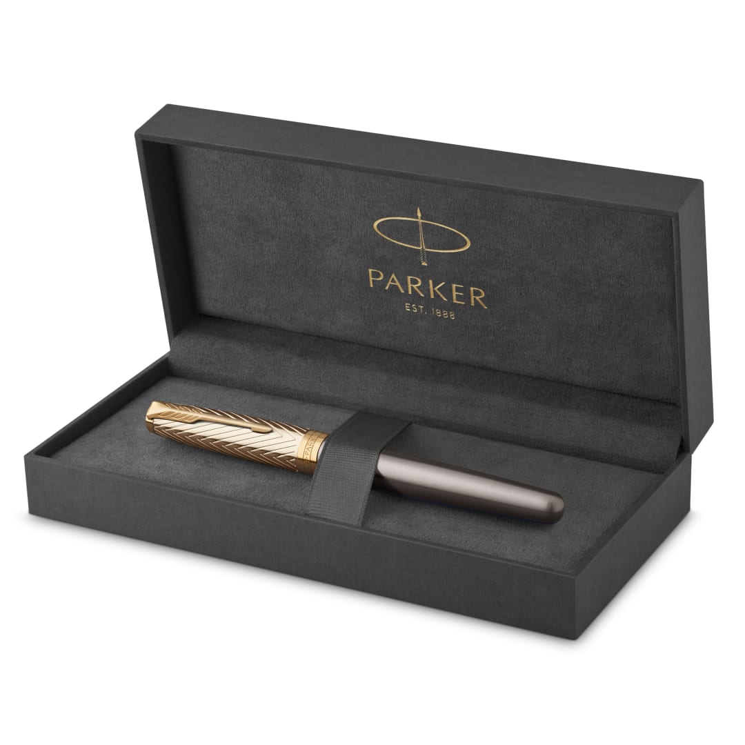 Pluma estilográfica Parker Sonnet colección Parker Pioneerslacado gris con capuchón y adornos doradosplumín medio de oro macizotinta negra y convertidor