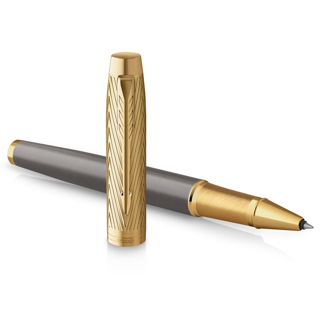 Bolígrafo roller Parker IM colección Parker Pioneerslacado gris con capuchón y adornos doradospunta finatinta negra