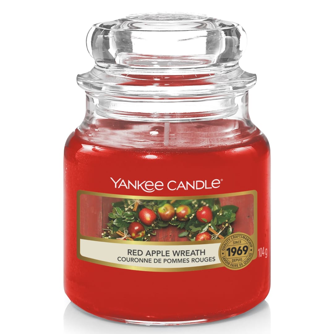 Yankee Candle Scented Candle | Red Apple Wreath Small Jar Candle | Burn Time: up to 30 Hours