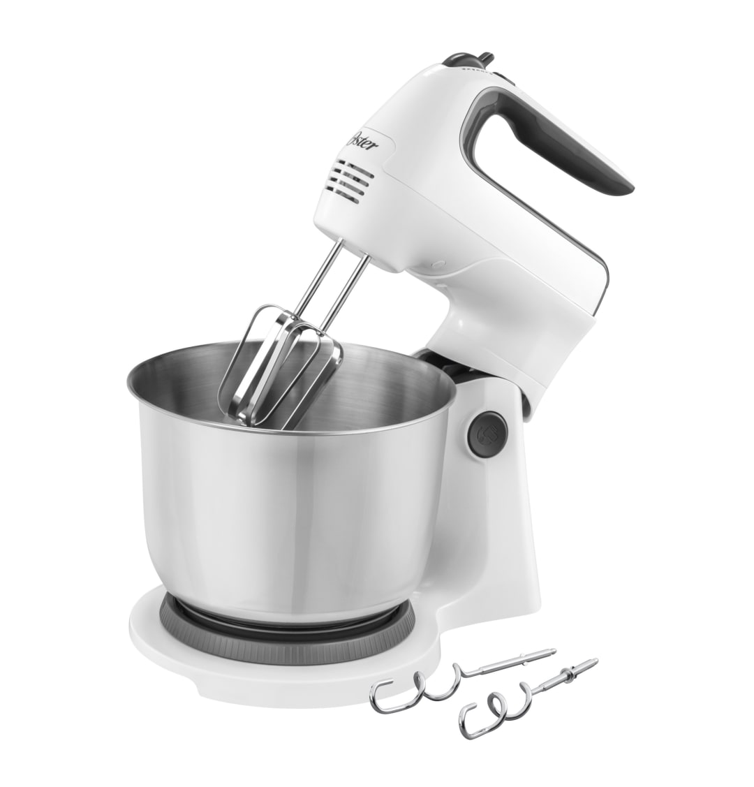 Oster® Batidora de Mano y Pedestal, con Tazón de Acero, Y 6 Velocidades, Blanca