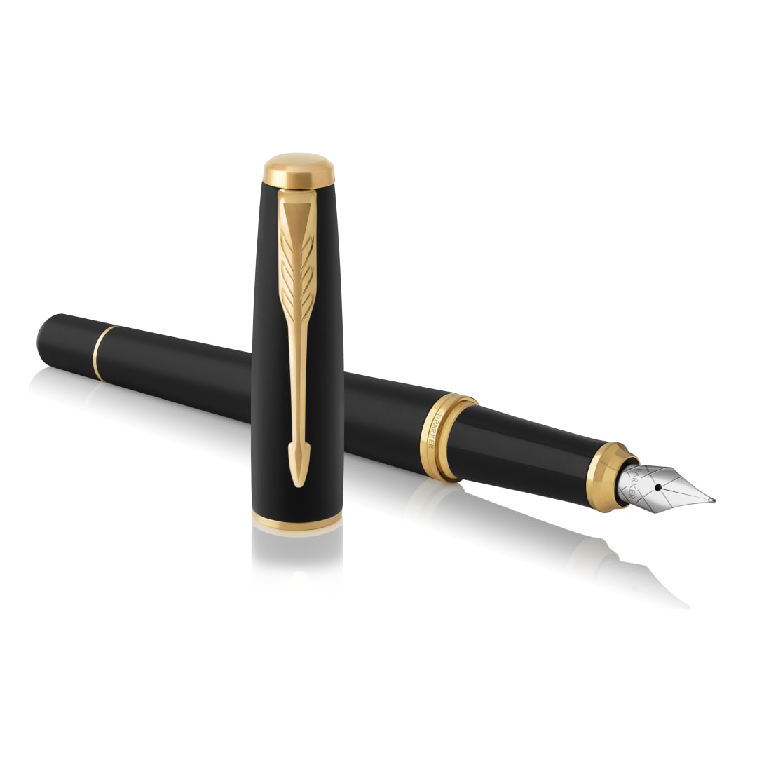 Parker Urban Pluma estilográfica | negro tenue de adorno dorado | plumín fino y recambio de tinta azul | en estuche de regalo