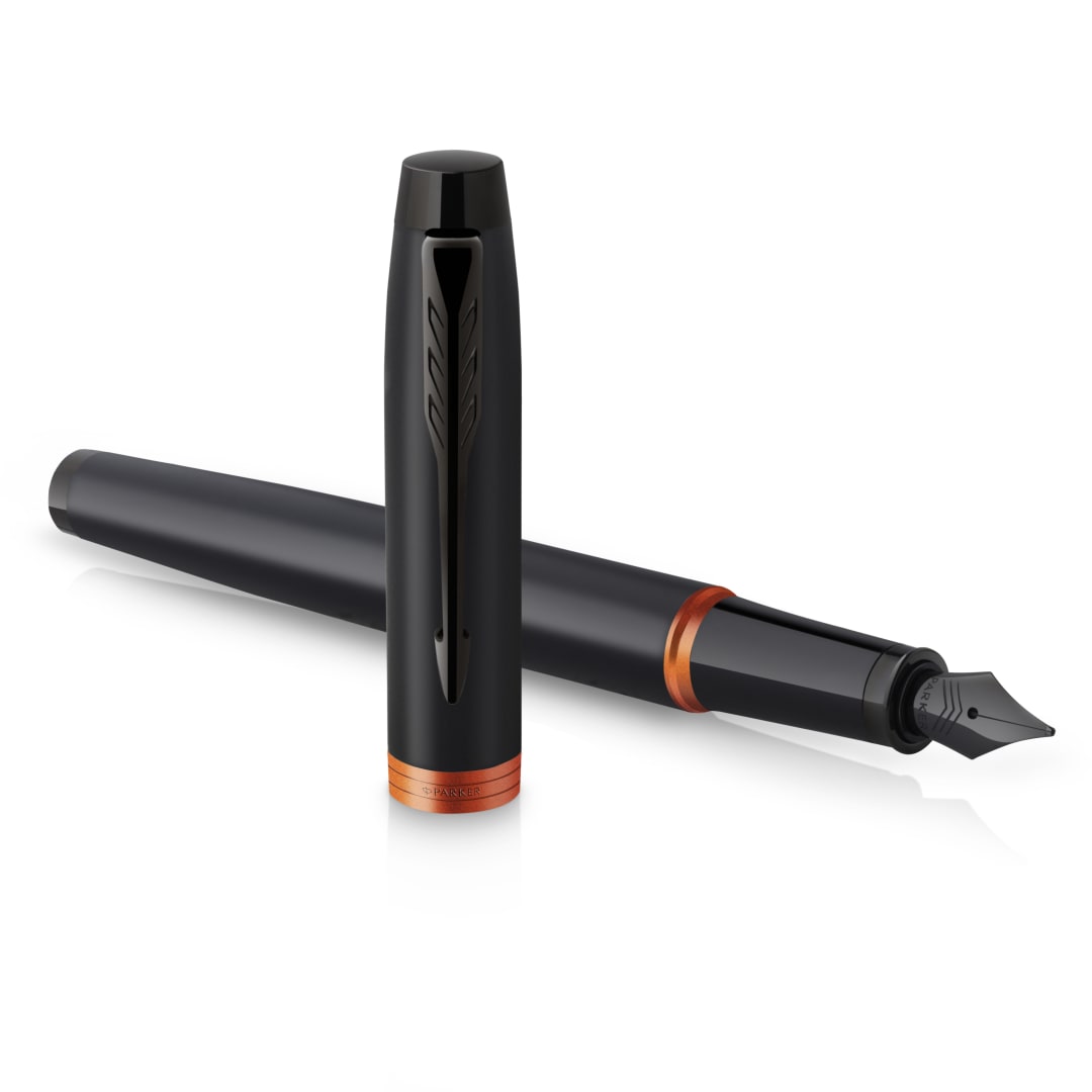 Pluma estilográfica Vibrant Rings de Parker IM | laca negra satinada con detalles en naranja fuego | punta media con recambio de tinta azul | estuche de regalo