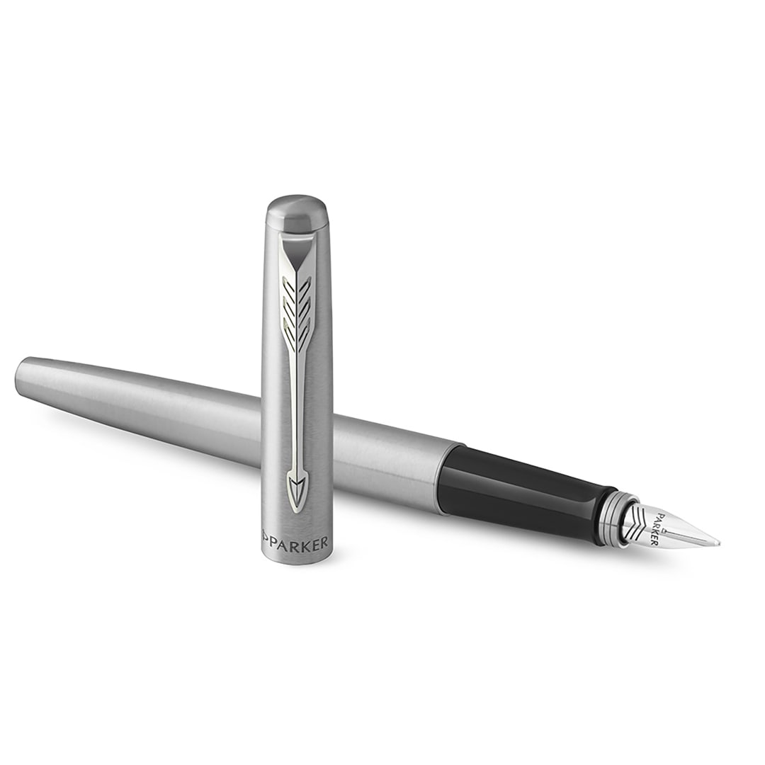 Parker Jotter pluma estilográfica | cuerpo de acero inoxidable con adorno cromado | plumín mediano y tinta azul | Material escolar | en estuche de regalo