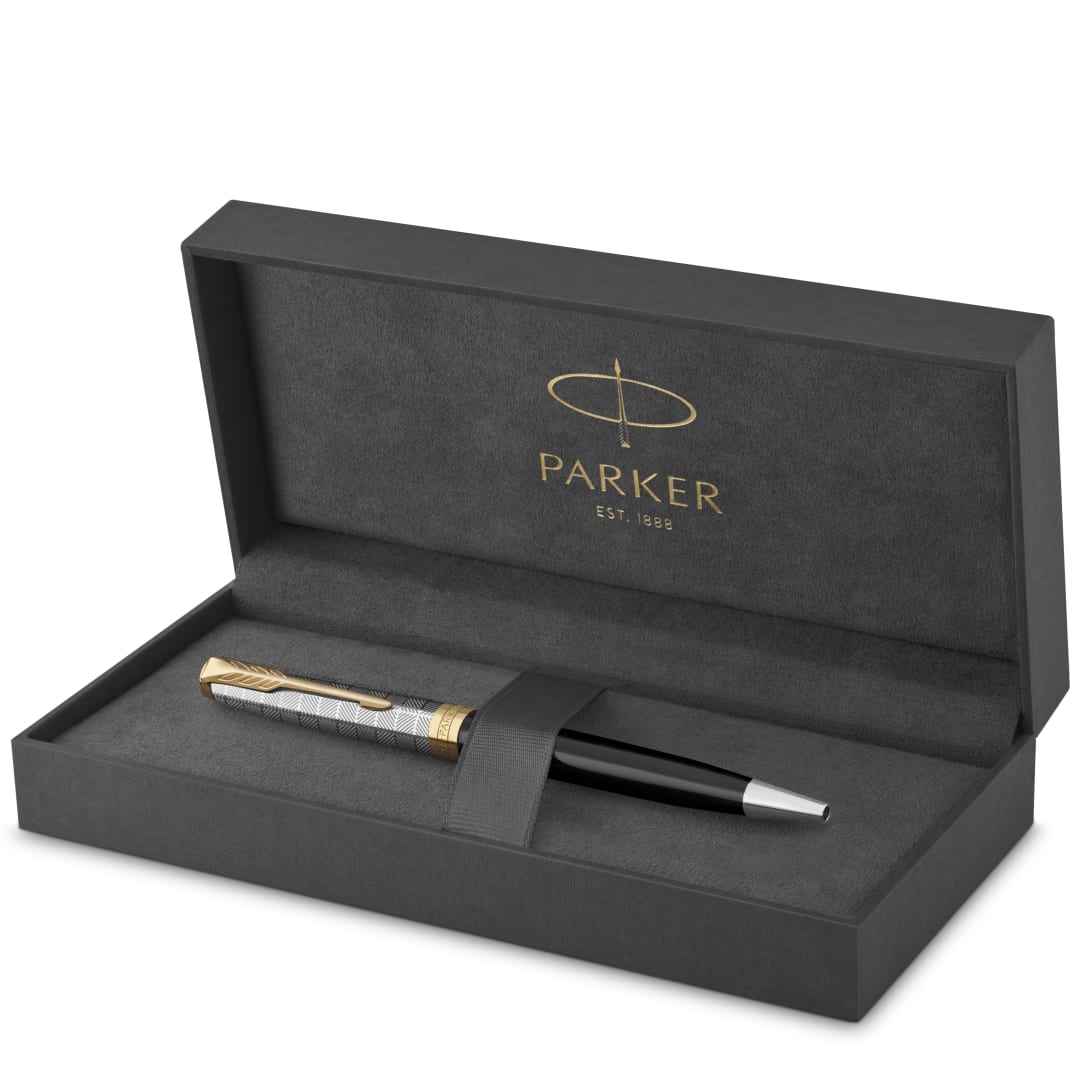 Parker Sonnet Bolígrafo | Premium metal y lacado brillo negro con acabado chapado en oro | Punta mediana con recarga de tinta negra | Caja de regalo