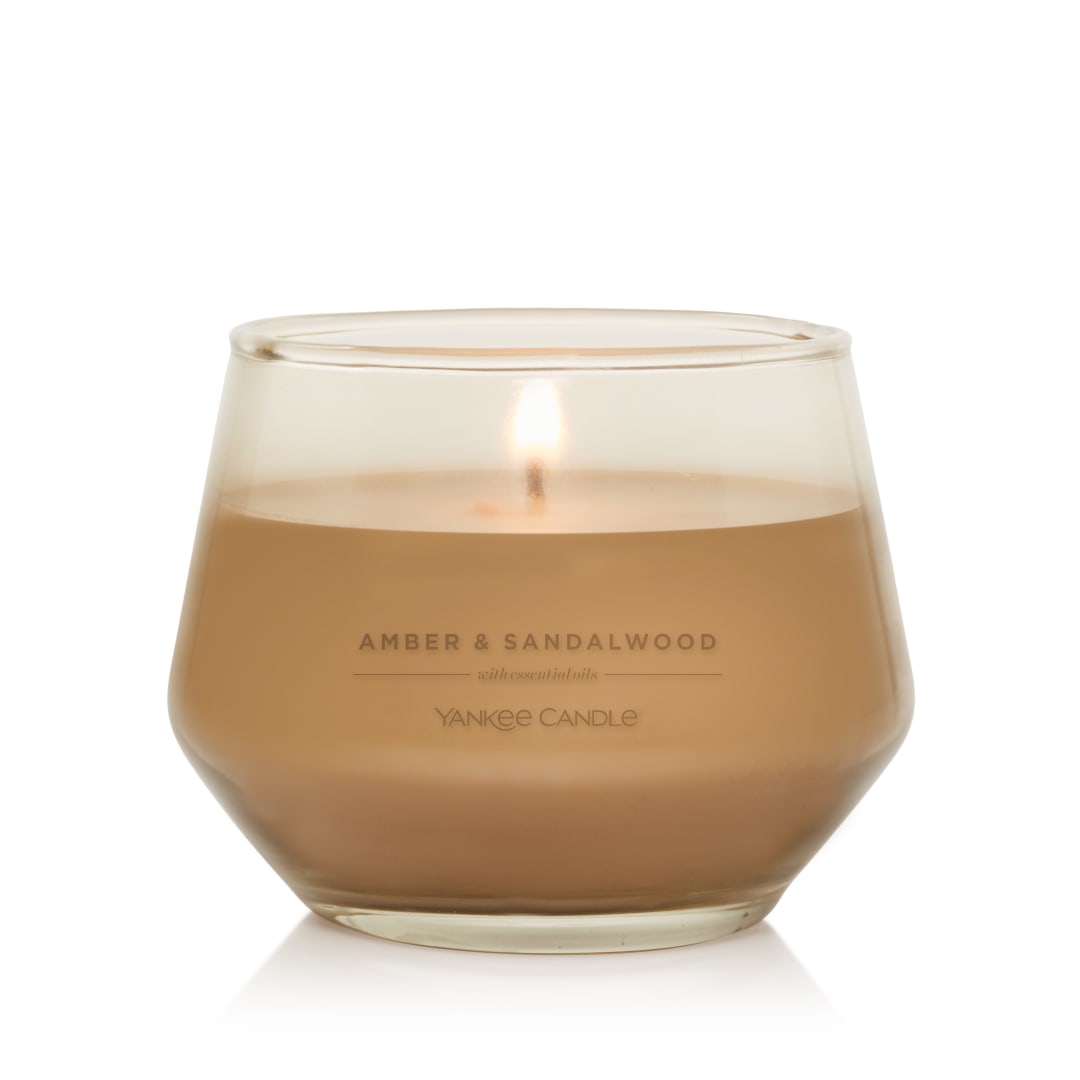 Yankee Candle Studio Vela perfumada | Ámbar y sándalo Vela mediana | Velas de larga duración: 40-65 horas | Elegante diseño del recipiente de cristal | Regalos perfectos para mujeres