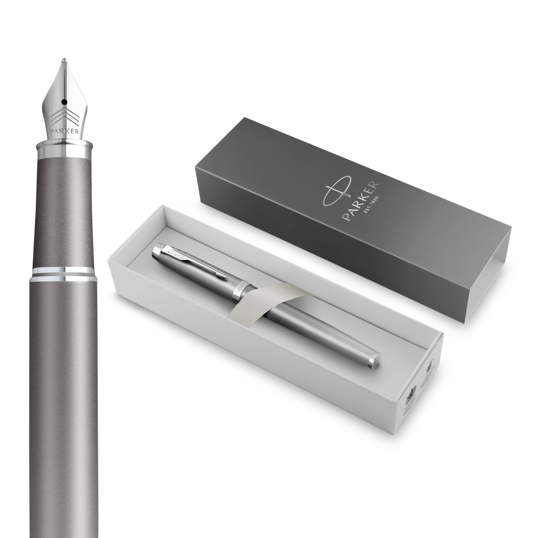 Pluma Estilográfica Parker Im Writing Rituals, Acabado Gris Con Degradado, Adornos Cromados, Punta Media, Tinta Azul, Estuche De Regalo